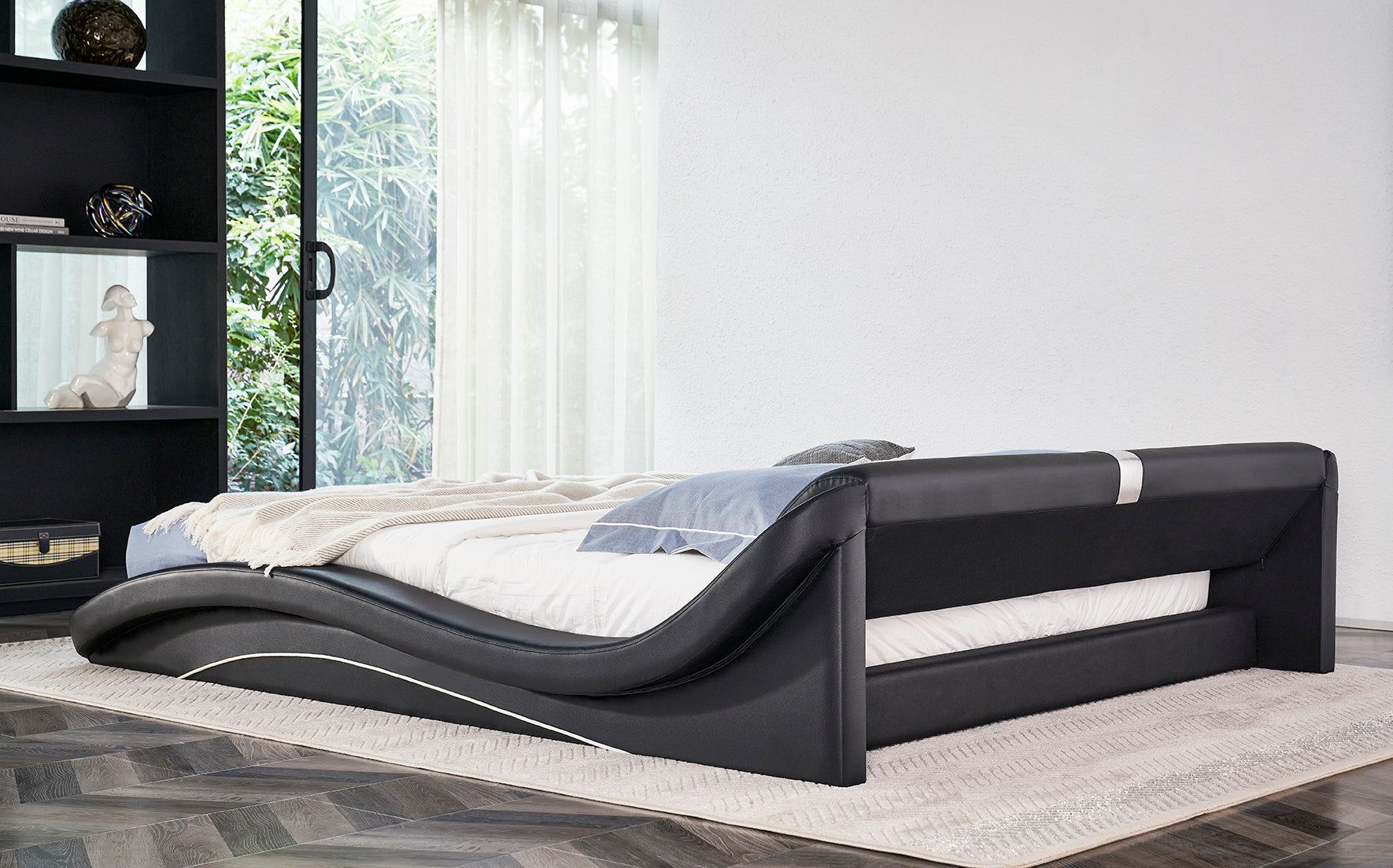 PAOLA – Cama estofada em pele sintética preta com cabeceira ondulada acolchoada