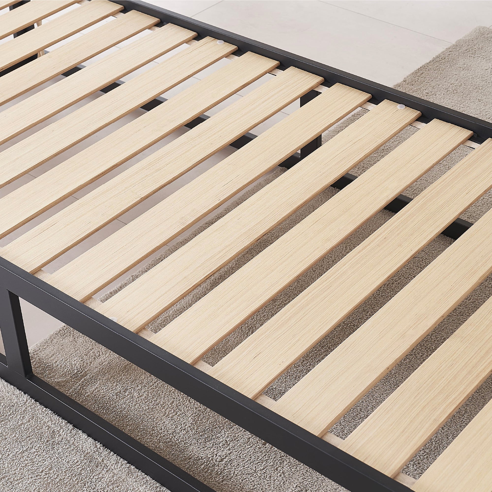 HARUKI – Cama com estrutura metálica e ripas de madeira natural, arrumação 31,8 cm  – Preto ou Branco