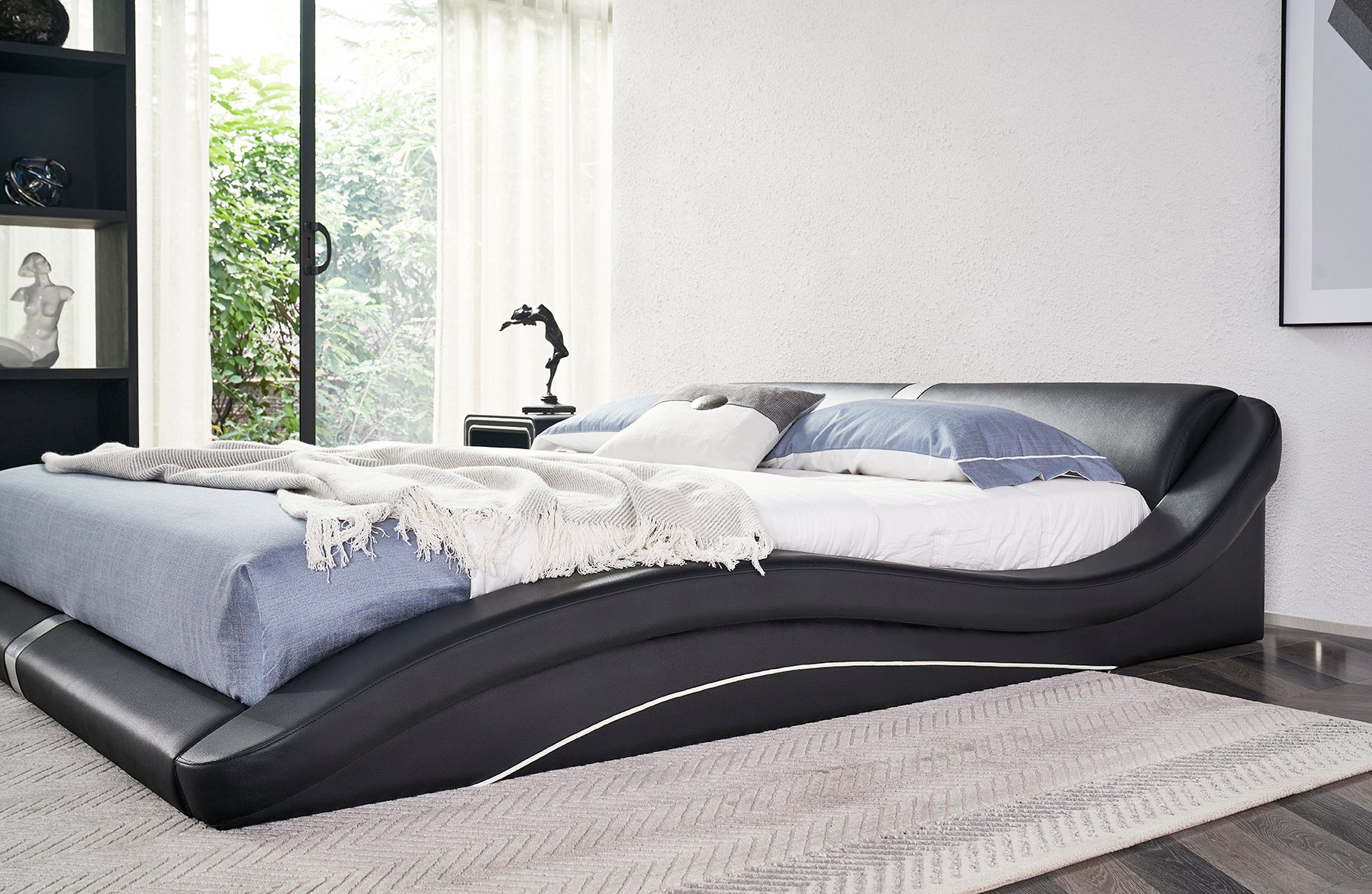 PAOLA – Cama estofada em pele sintética preta com cabeceira ondulada acolchoada