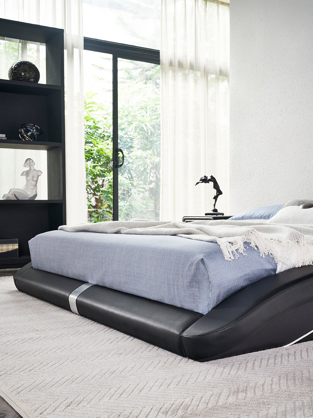 PAOLA – Cama estofada em pele sintética preta com cabeceira ondulada acolchoada