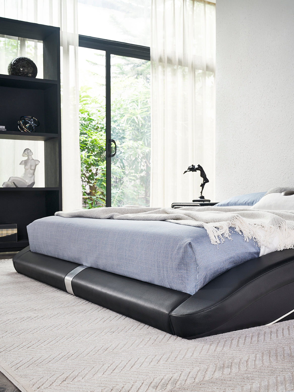 PAOLA – Cama estofada em pele sintética preta com cabeceira ondulada acolchoada