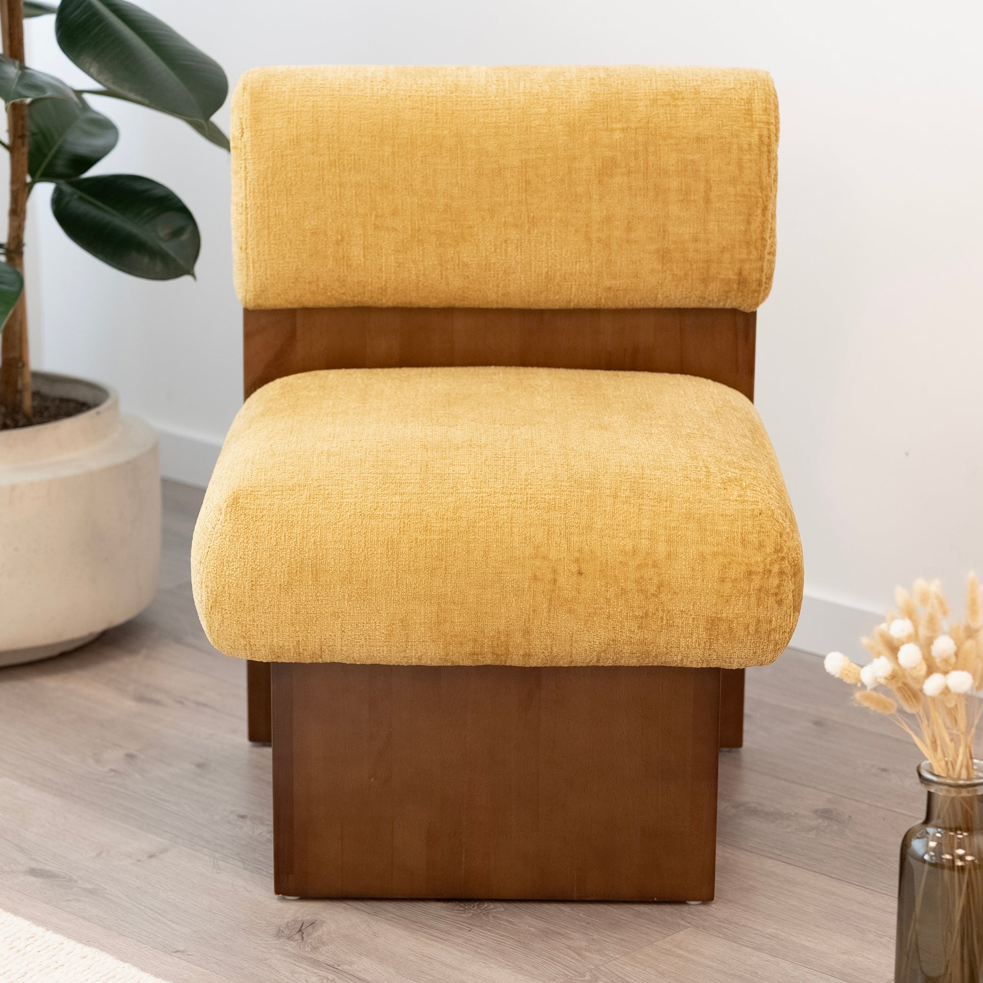 Leah – Cadeirão Acolchoado com Espuma de Alta Densidade 40 kg/m³, Estrutura em Madeira de Bétula, Design Escandinavo, 60x60x75 cm