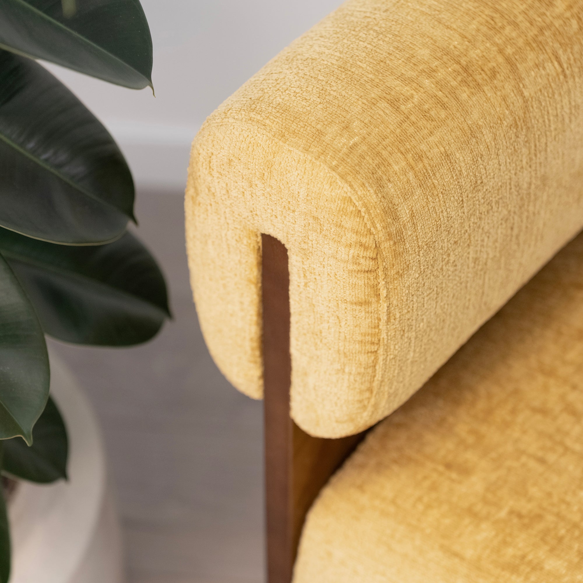 Leah – Cadeirão Acolchoado com Espuma de Alta Densidade 40 kg/m³, Estrutura em Madeira de Bétula, Design Escandinavo, 60x60x75 cm