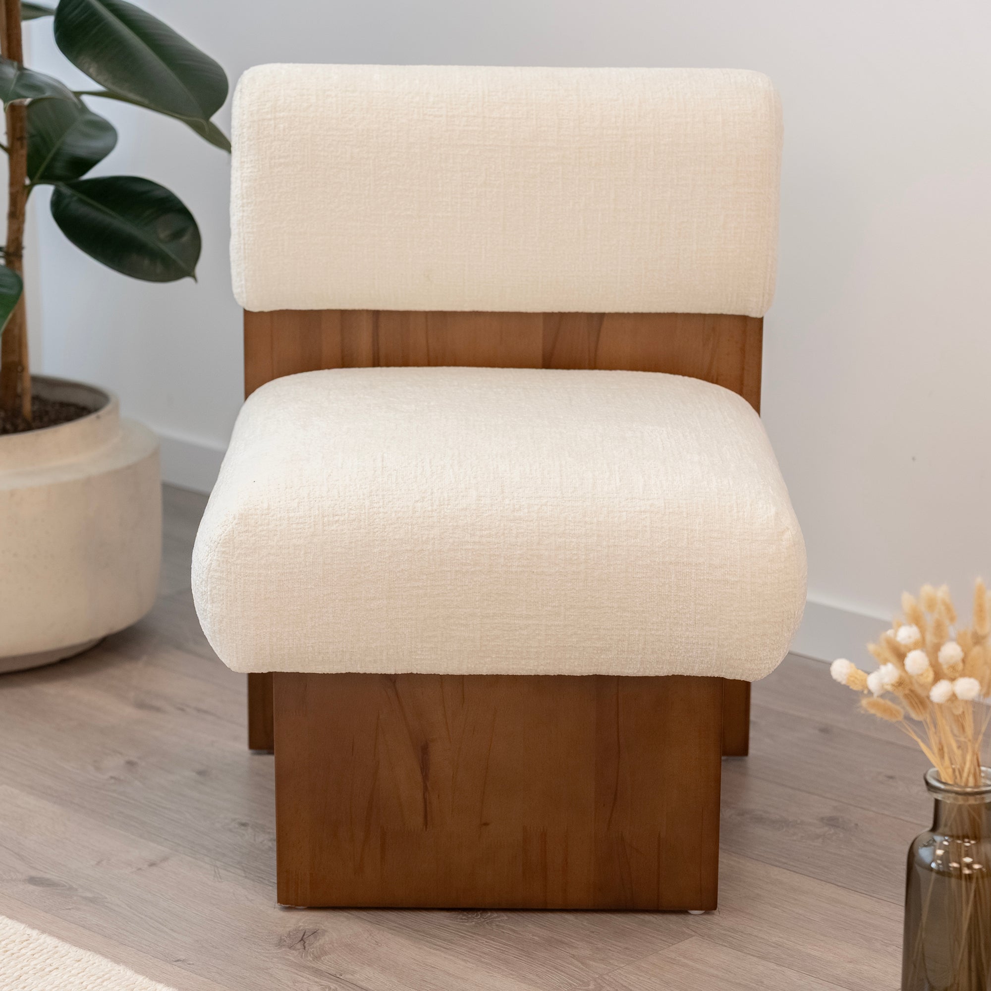 Leah – Cadeirão Acolchoado com Espuma de Alta Densidade 40 kg/m³, Estrutura em Madeira de Bétula, Design Escandinavo, 60x60x75 cm