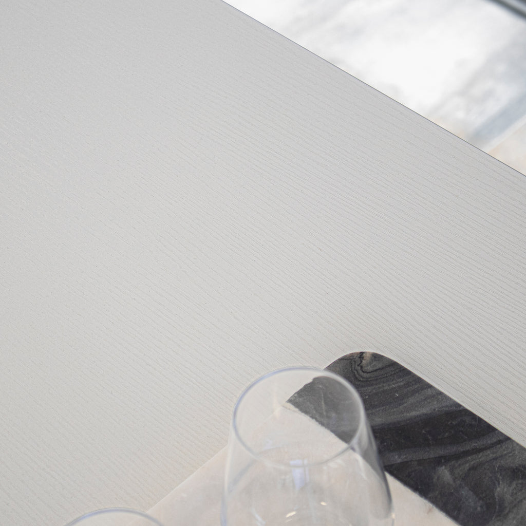 GAVIN – Mesa de Bar 110x50 cm, Altura 105 cm, com 2 Prateleiras e Porta-Copos, Estrutura em Aço, Estilo Industrial, Preto