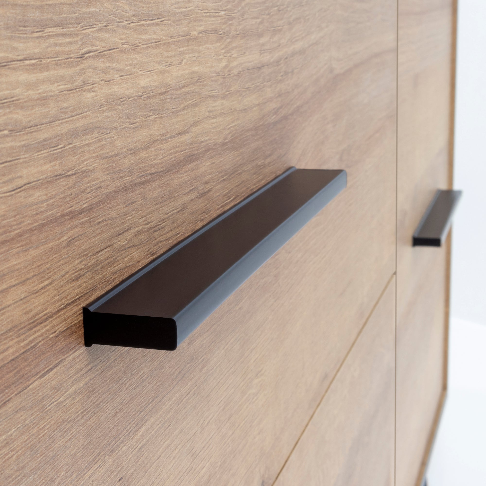 REIMS – Móvel TV em Carvalho ou Nogueira com Estrutura Preta | RTV2D1S, RTV2D2S