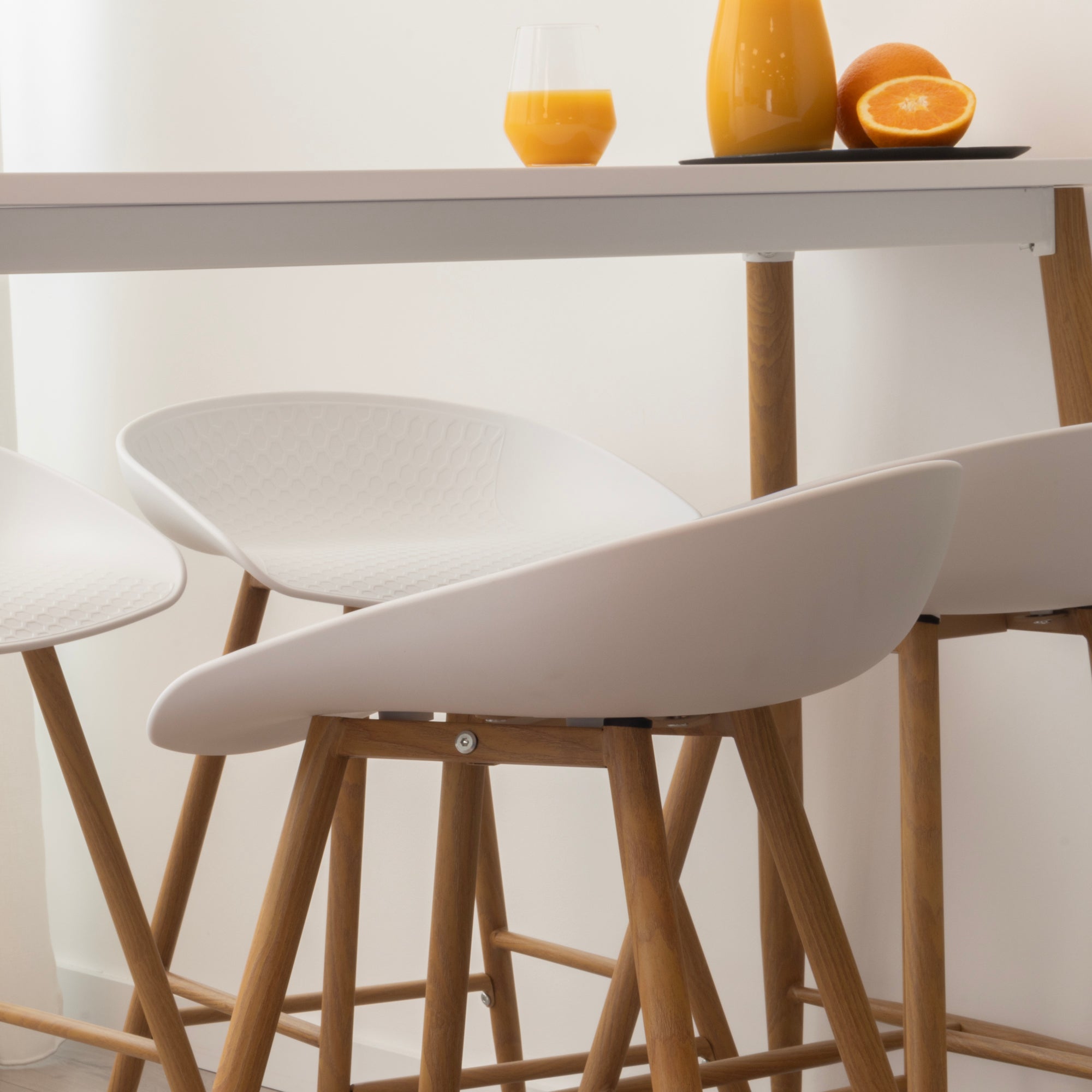 Conjunto de Mesa Edward Pollok com 4 Bancos de Bar – Altura 90 cm