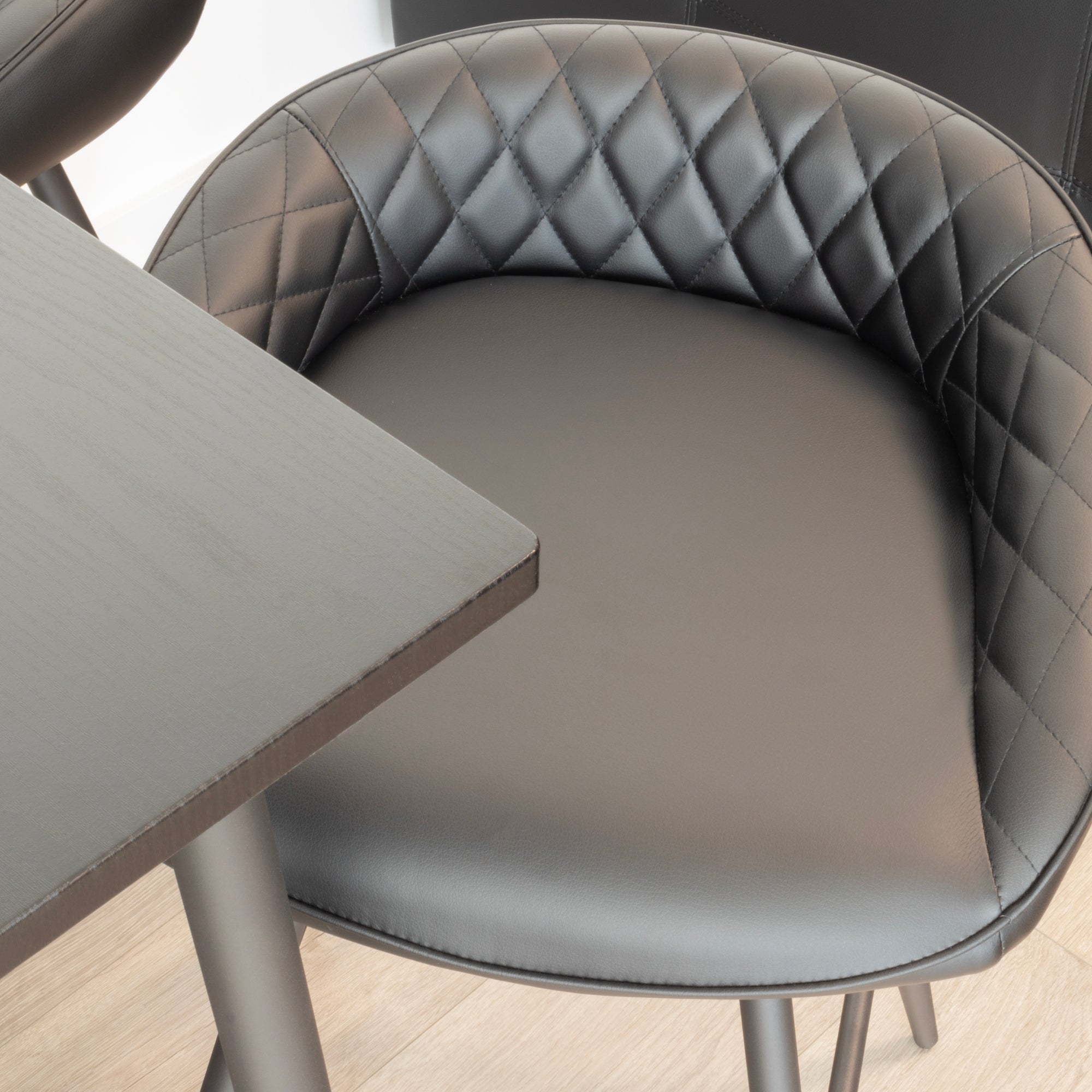 Conjunto de Mesa Edward Pollok com 4 Bancos de Bar – Altura 90 cm