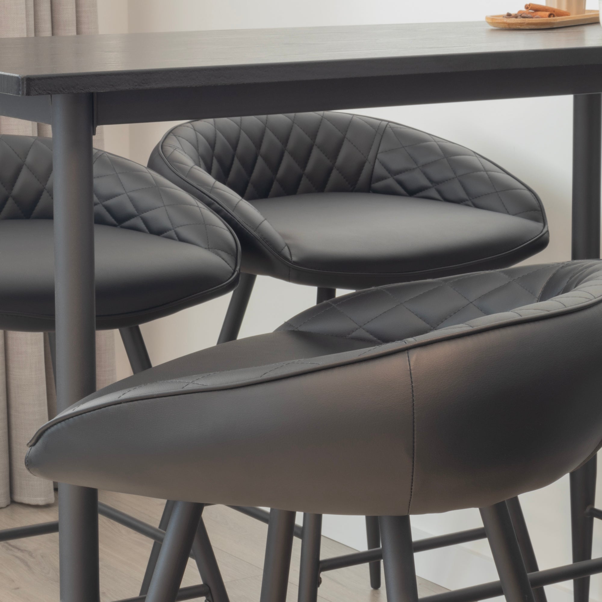 Conjunto de Mesa Edward Pollok com 4 Bancos de Bar – Altura 90 cm