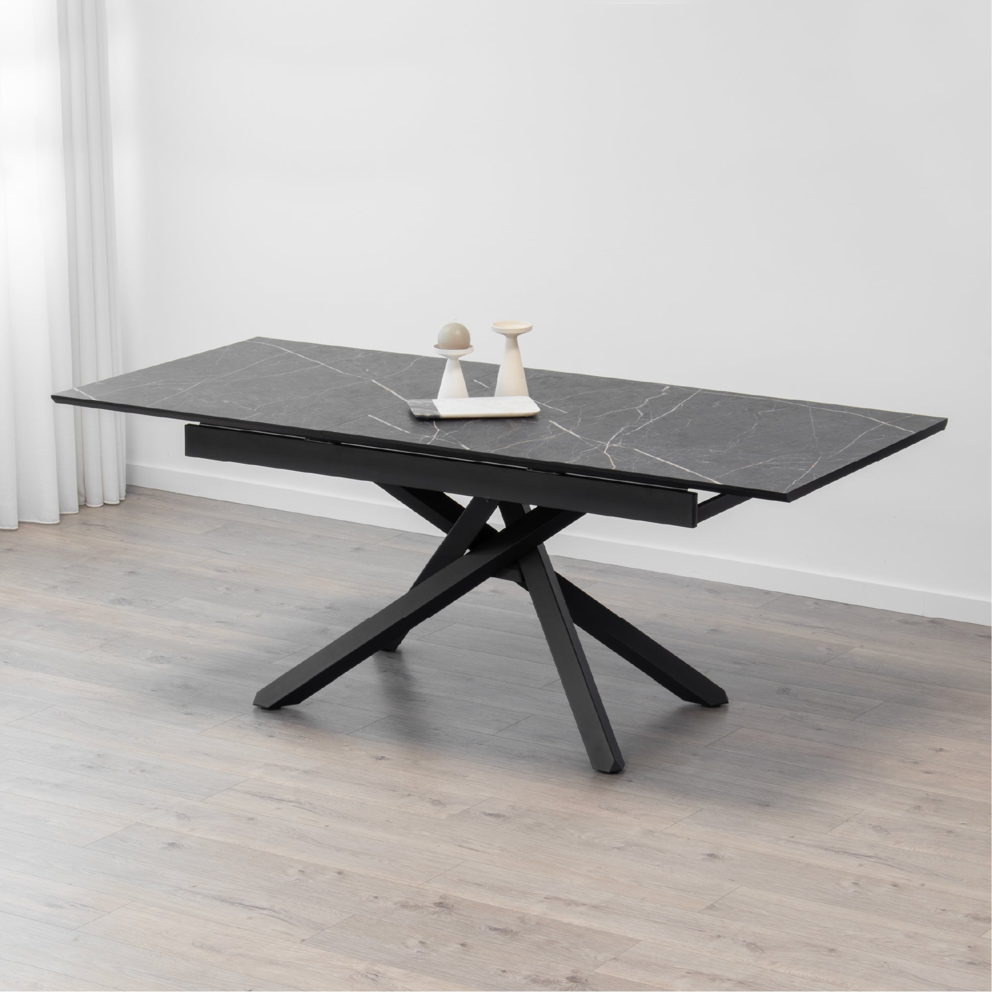 TAYLOR - Mesa de jantar/cozinha extensível com tampo de 2,5 cm em melamine com efeito mármore e estrutura em metal preto