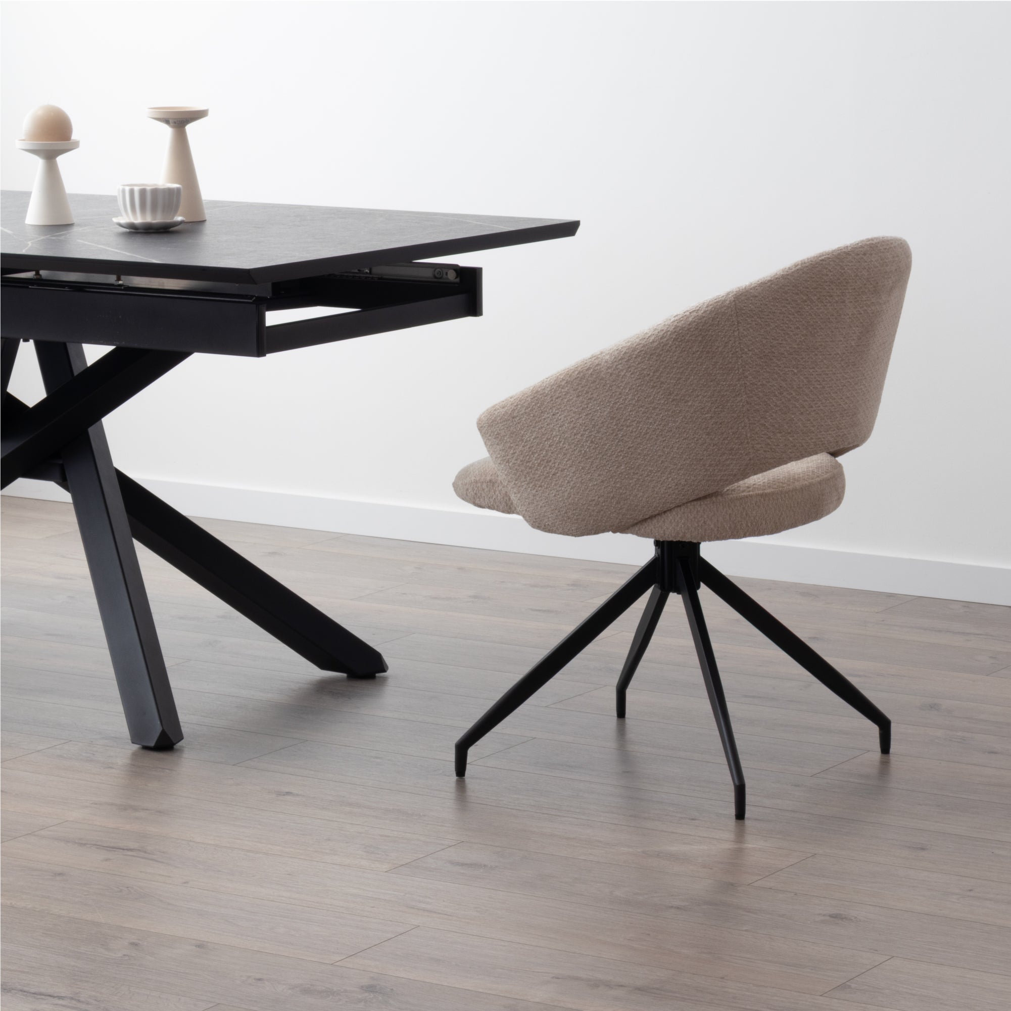 JANE - Conjunto de 2 cadeiras de jantar estofadas e giratórias 360°, em tecido bege com estrutura em metal preto