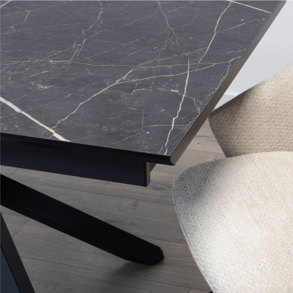 TAYLOR - Mesa de jantar/cozinha extensível com tampo de 2,5 cm em melamine com efeito mármore e estrutura em metal preto