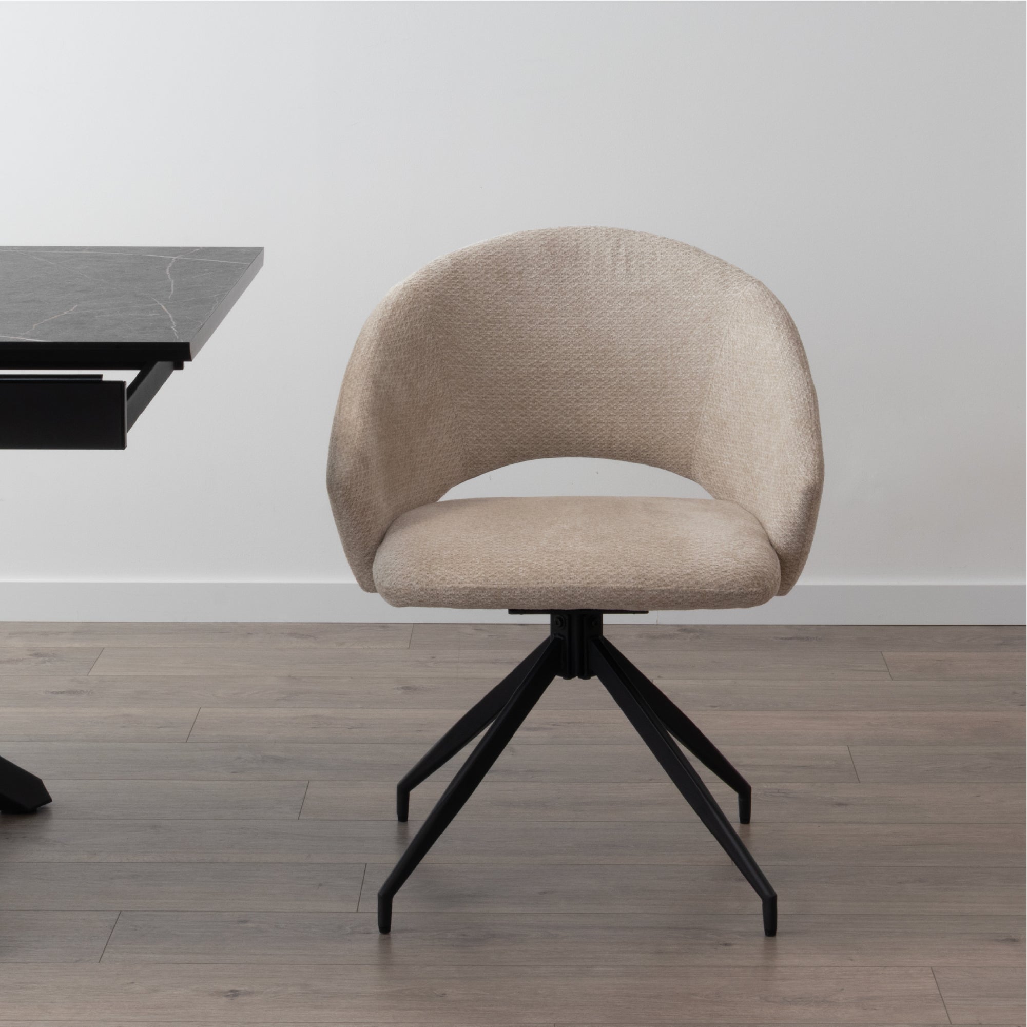 JANE - Conjunto de 2 cadeiras de jantar estofadas e giratórias 360°, em tecido bege com estrutura em metal preto