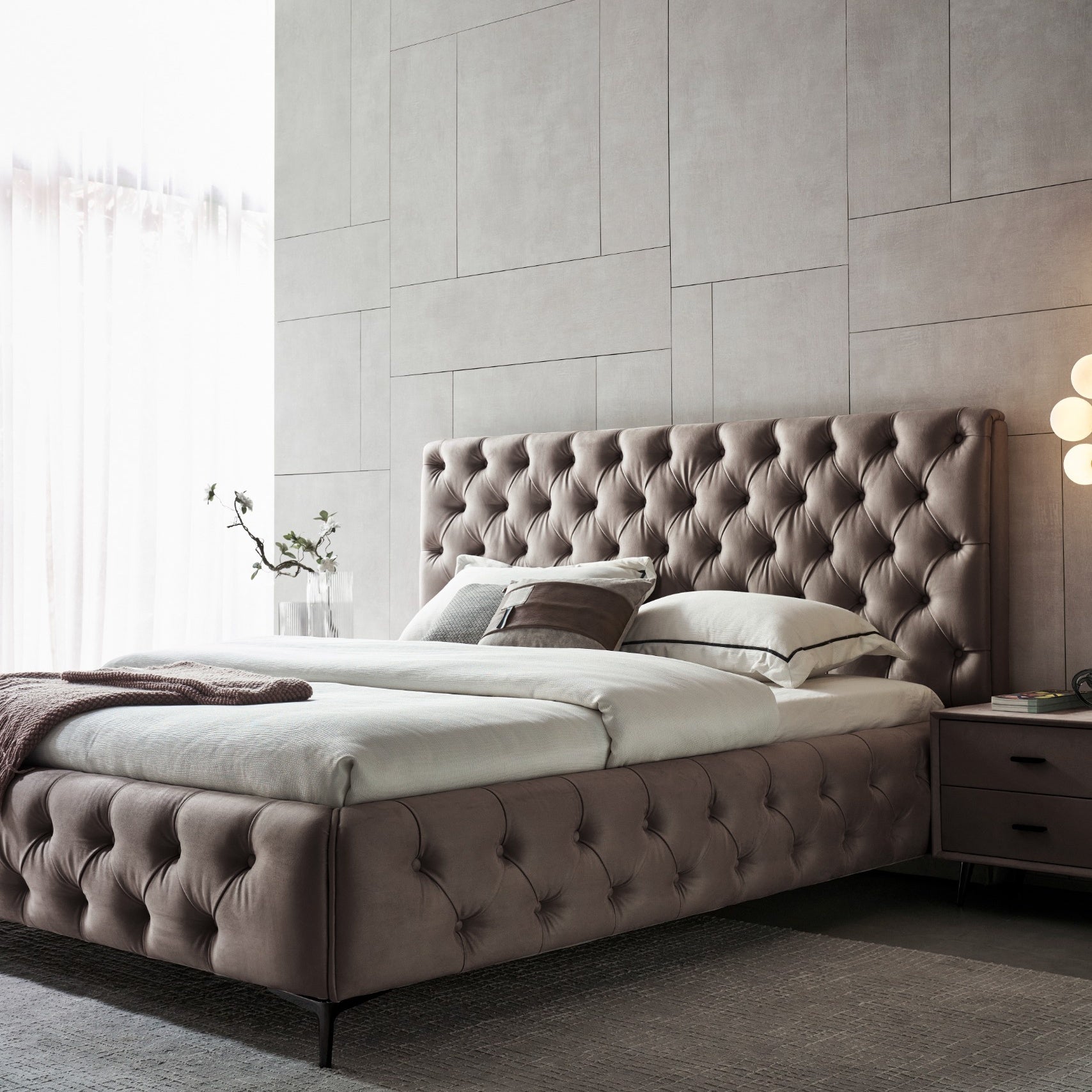 AMOUR – Cama estofada branca ou bege acinzentado com cabeceira acolchoada, com ou sem cristais