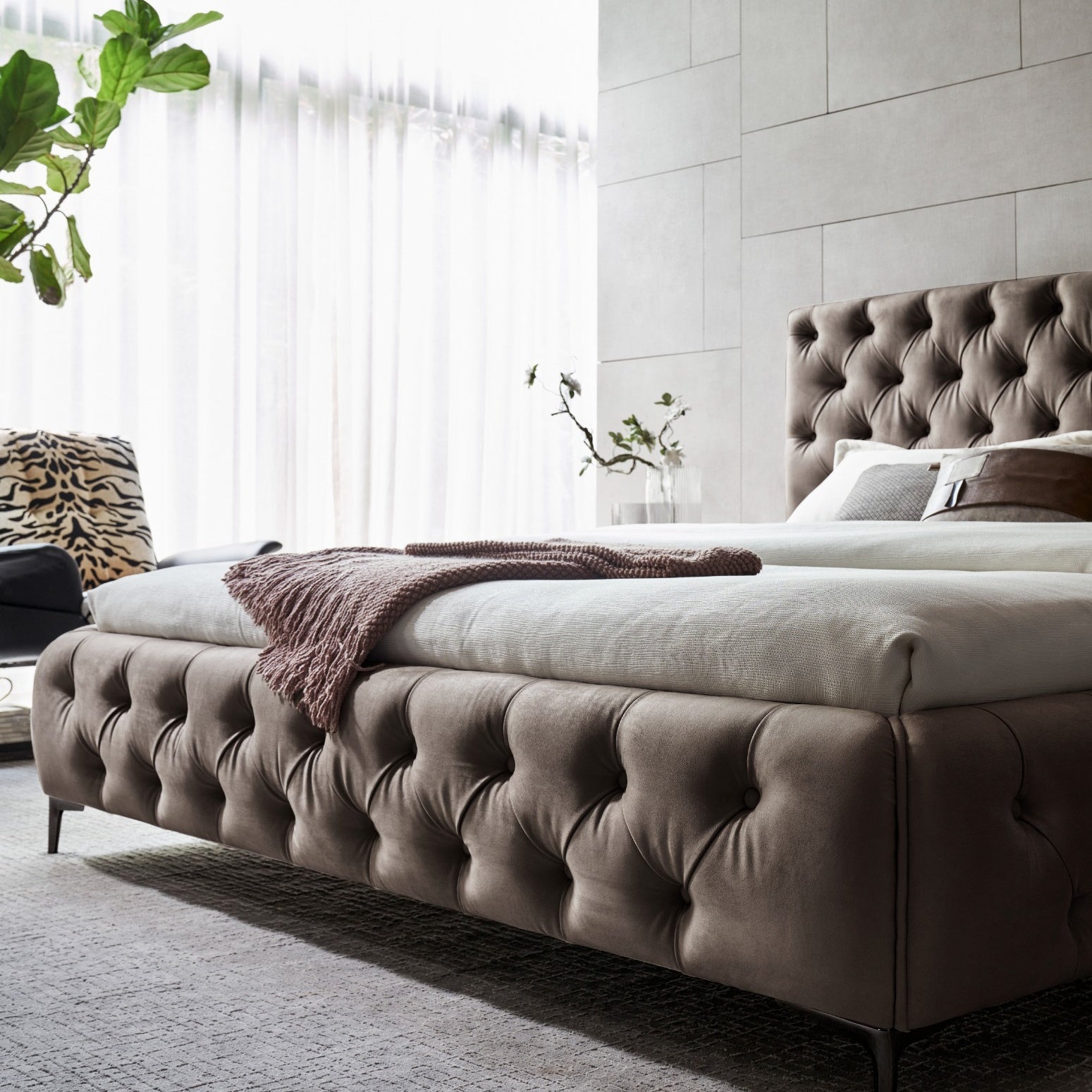 AMOUR – Cama estofada branca ou bege acinzentado com cabeceira acolchoada, com ou sem cristais