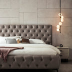 AMOUR – Cama estofada branca ou bege acinzentado com cabeceira acolchoada, com ou sem cristais