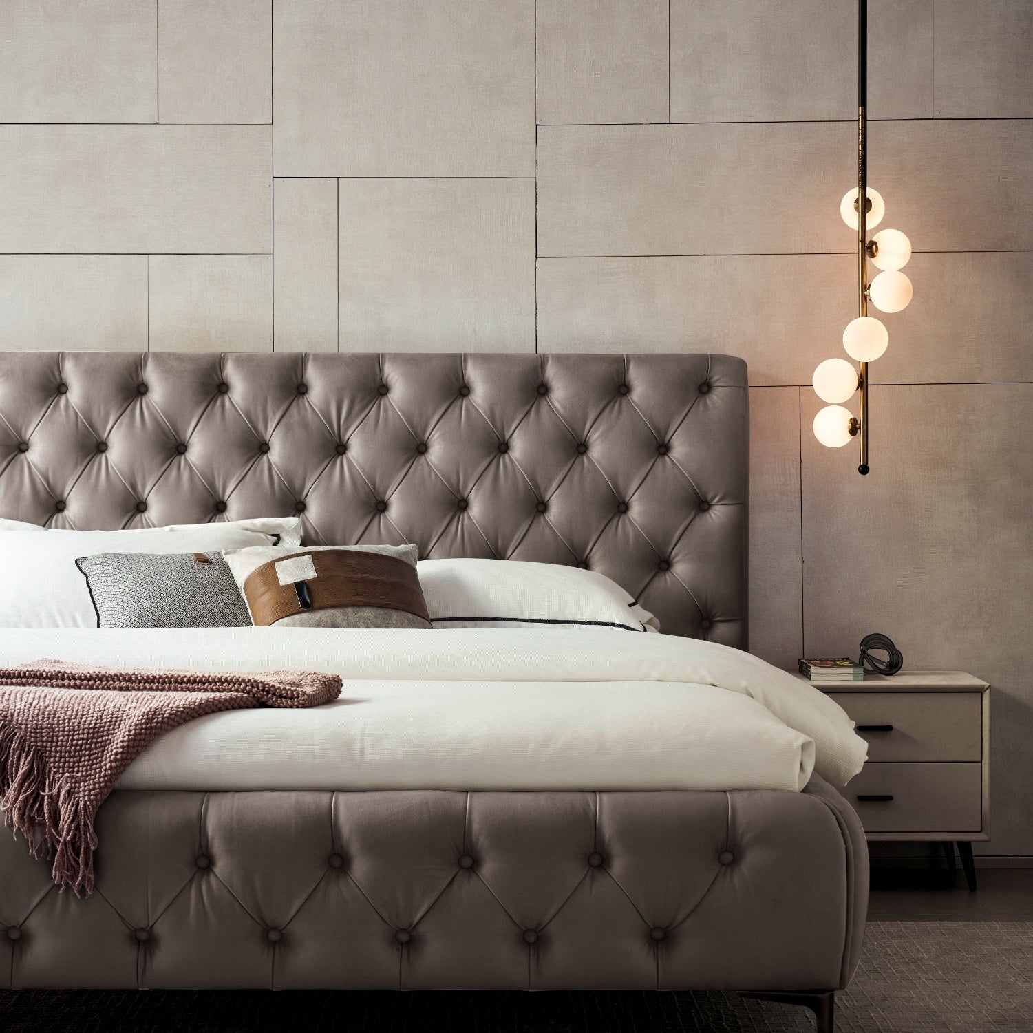 AMOUR – Cama estofada branca ou bege acinzentado com cabeceira acolchoada, com ou sem cristais