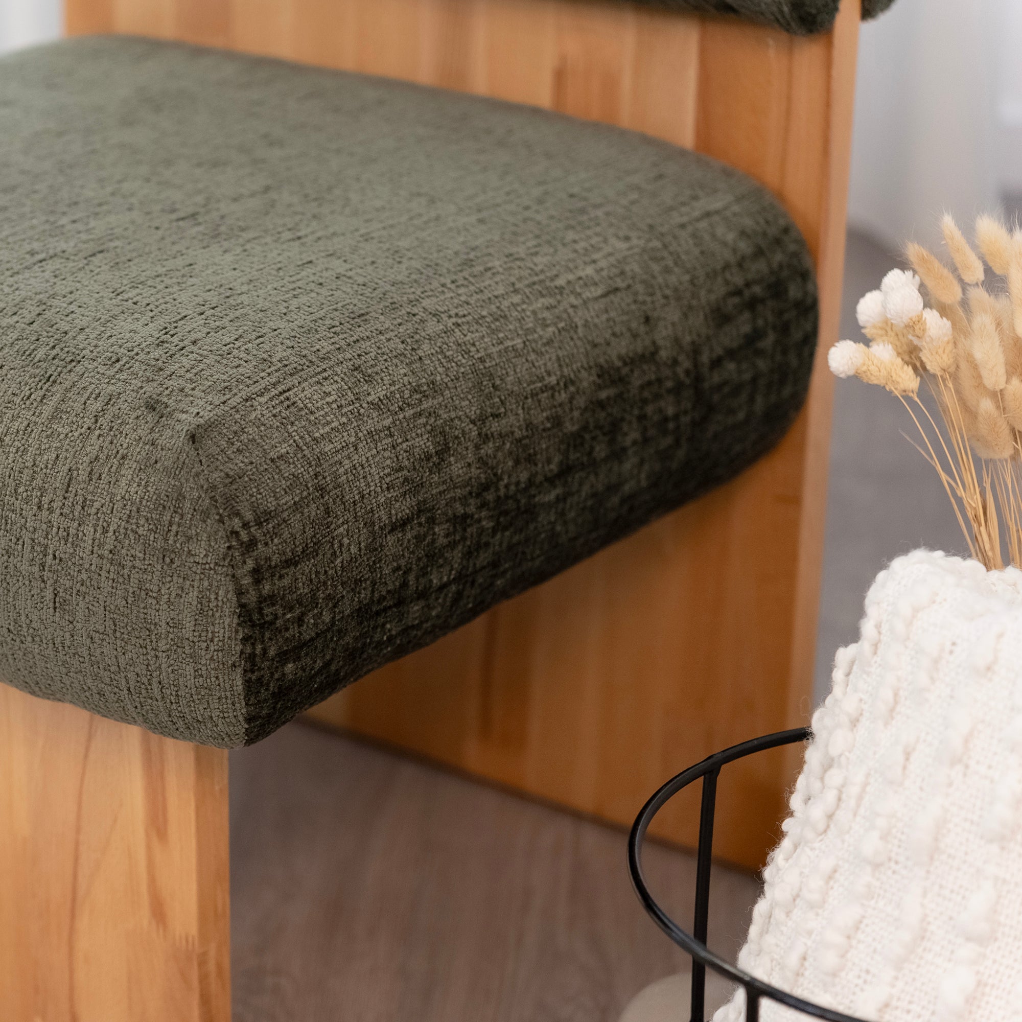 Leah – Cadeirão Acolchoado com Espuma de Alta Densidade 40 kg/m³, Estrutura em Madeira de Bétula, Design Escandinavo, 60x60x75 cm