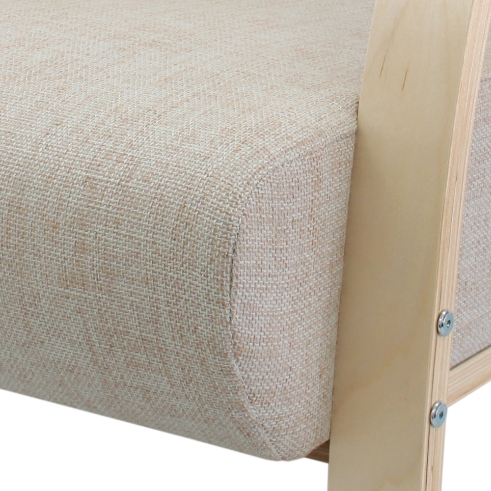 Poltrona em Tecido ou Poliéster com Estrutura em Madeira