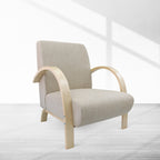 Poltrona em Tecido ou Poliéster com Estrutura em Madeira