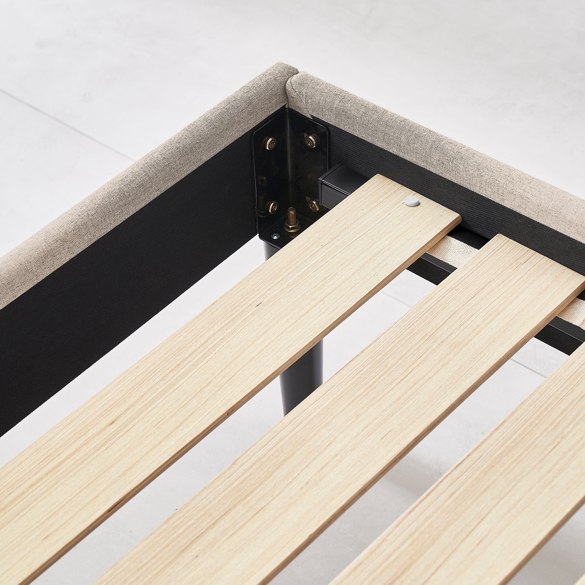 EMILY – Cama estofada com cabeceira acolchoada e estrado de ripas em madeira – Bege ou Cinzento