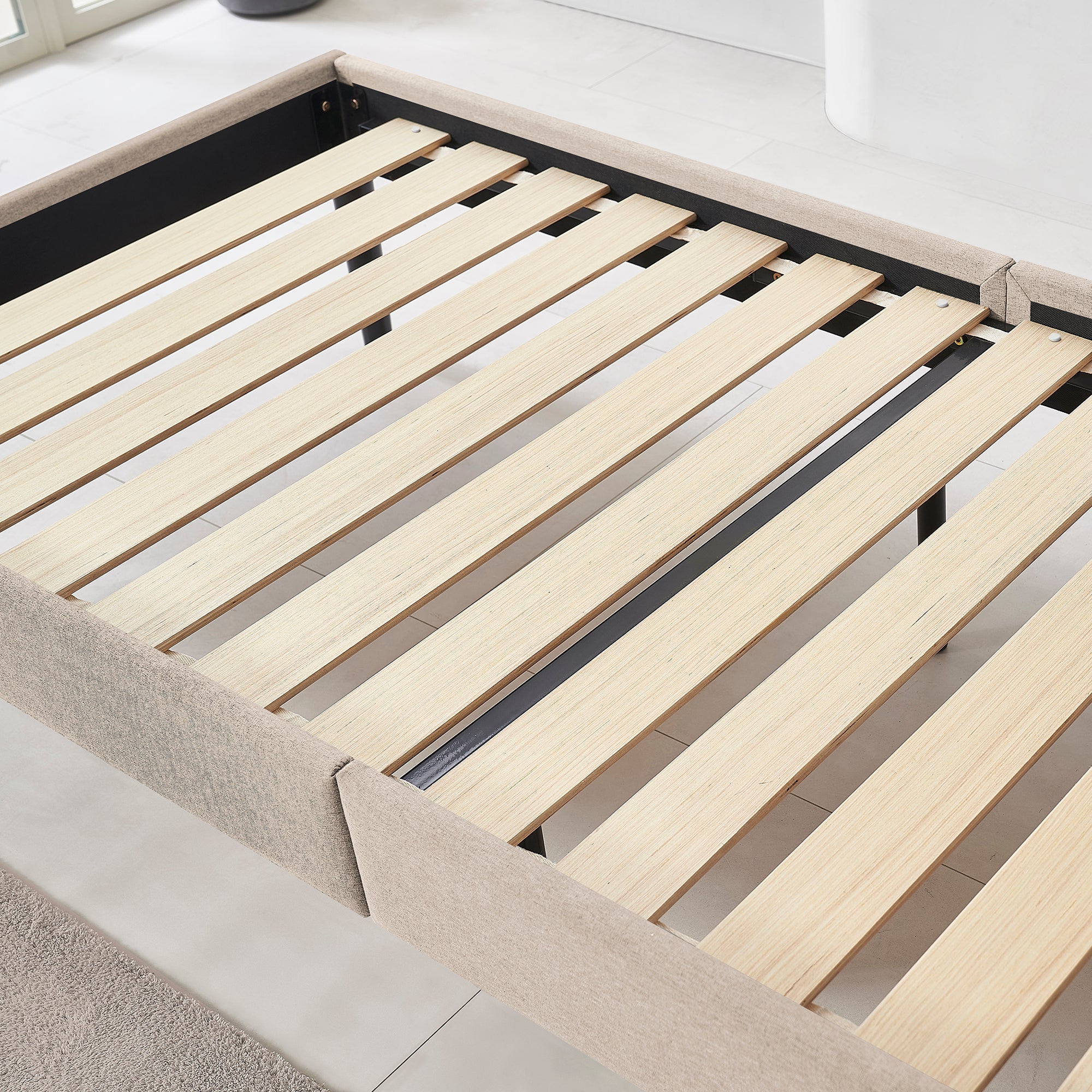 EMILY – Cama estofada com cabeceira acolchoada e estrado de ripas em madeira – Bege ou Cinzento