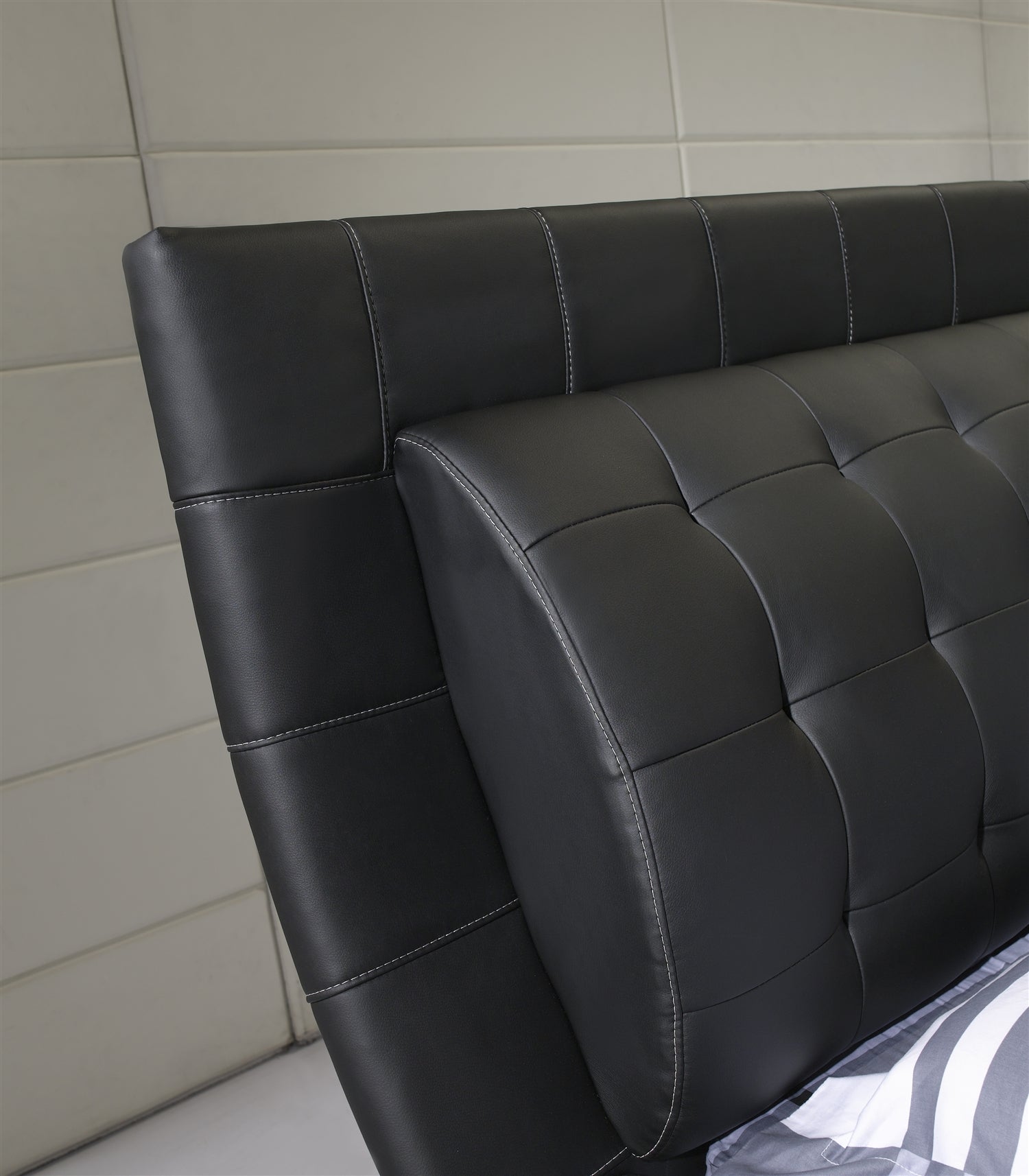 ST. TROPEZ – Cama estofada de luxo com cabeceira capitoné, botões em pele ou cristais, em várias cores