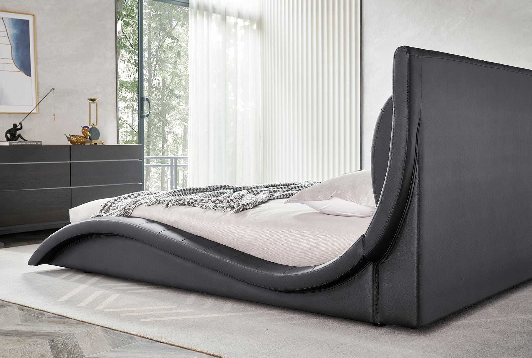 ST. TROPEZ – Cama estofada de luxo com cabeceira capitoné, botões em pele ou cristais, em várias cores