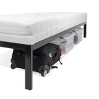 iBase – Cama com estrutura metálica e arrumação 30 cm em preto e branco