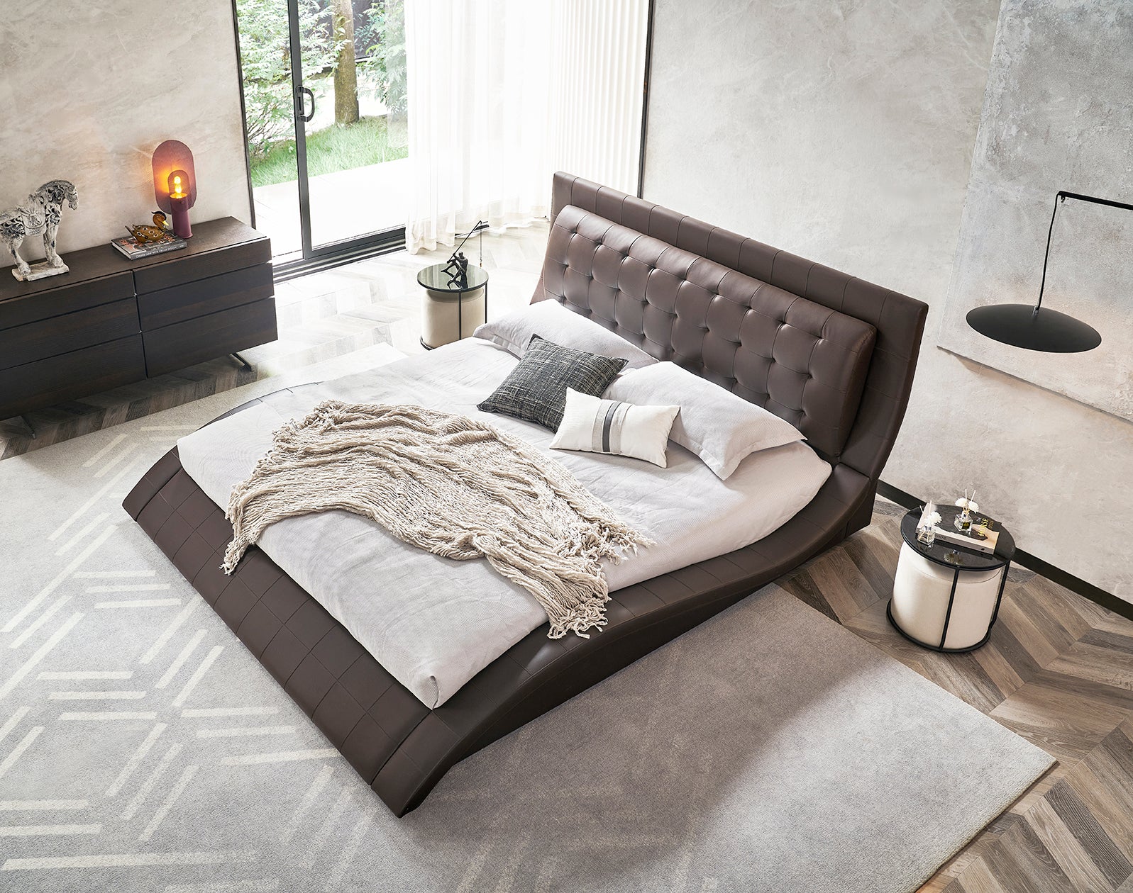 ST. TROPEZ – Cama estofada de luxo com cabeceira capitoné, botões em pele ou cristais, em várias cores