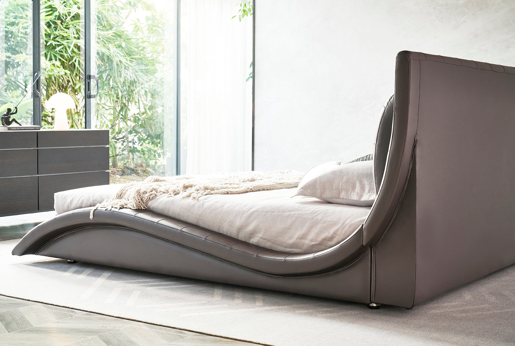 ST. TROPEZ – Cama estofada de luxo com cabeceira capitoné, botões em pele ou cristais, em várias cores