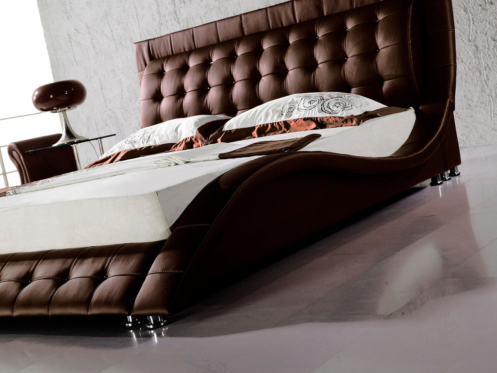 ST. TROPEZ – Cama estofada de luxo com cabeceira capitoné, botões em pele ou cristais, em várias cores
