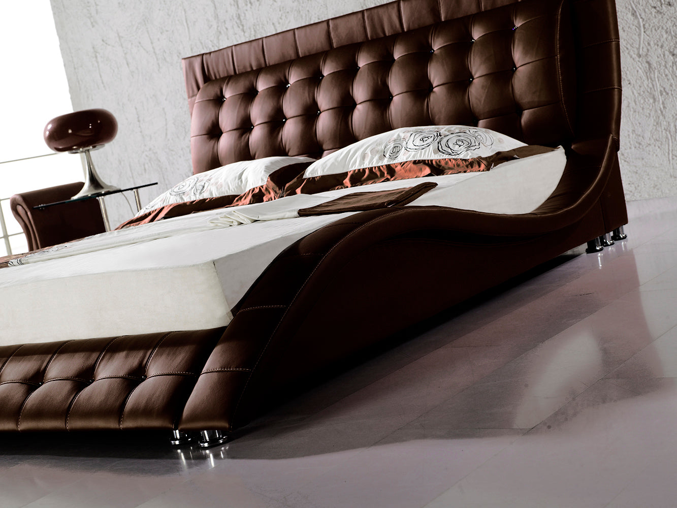ST. TROPEZ – Cama estofada de luxo com cabeceira capitoné, botões em pele ou cristais, em várias cores