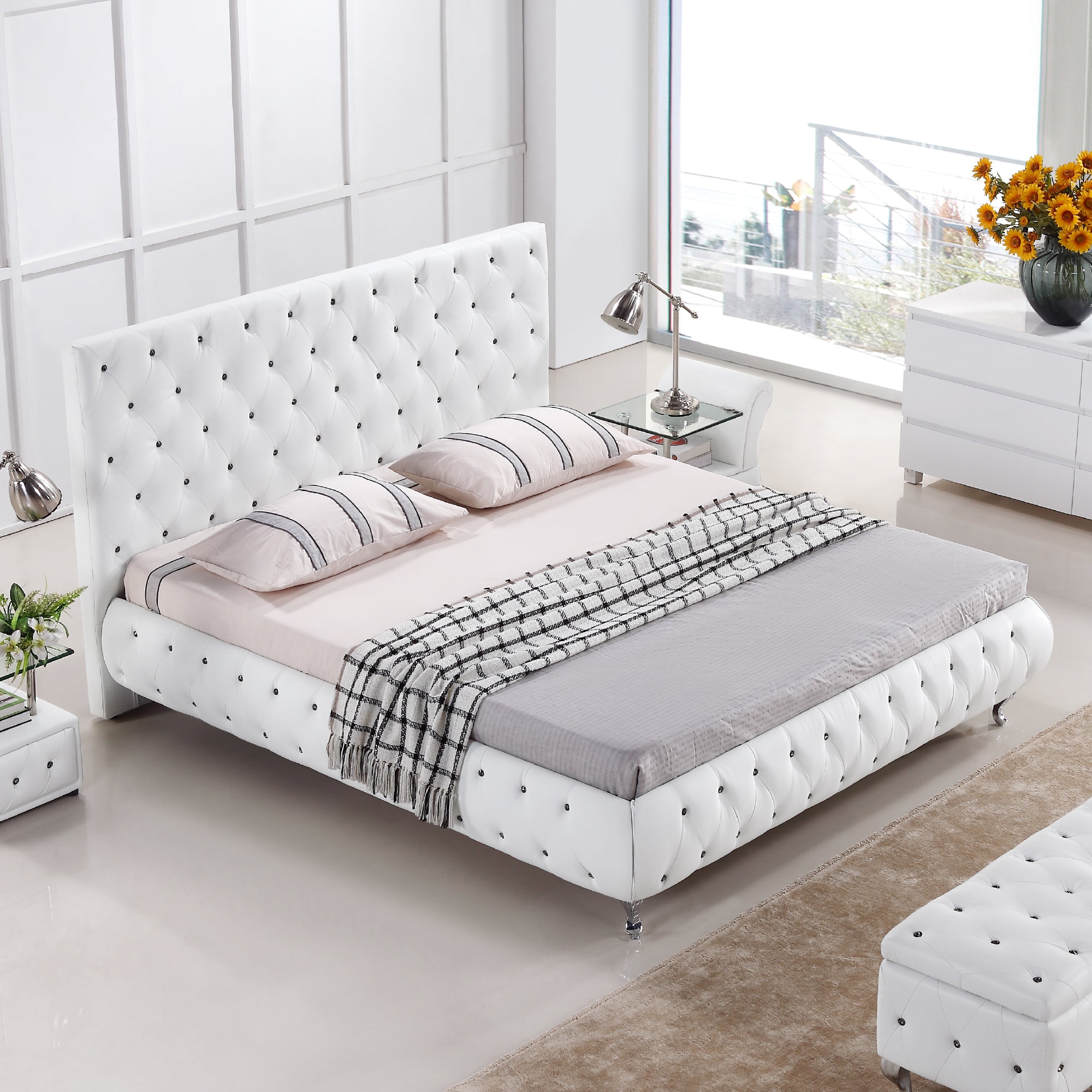 AMOUR – Cama estofada branca ou bege acinzentado com cabeceira acolchoada, com ou sem cristais