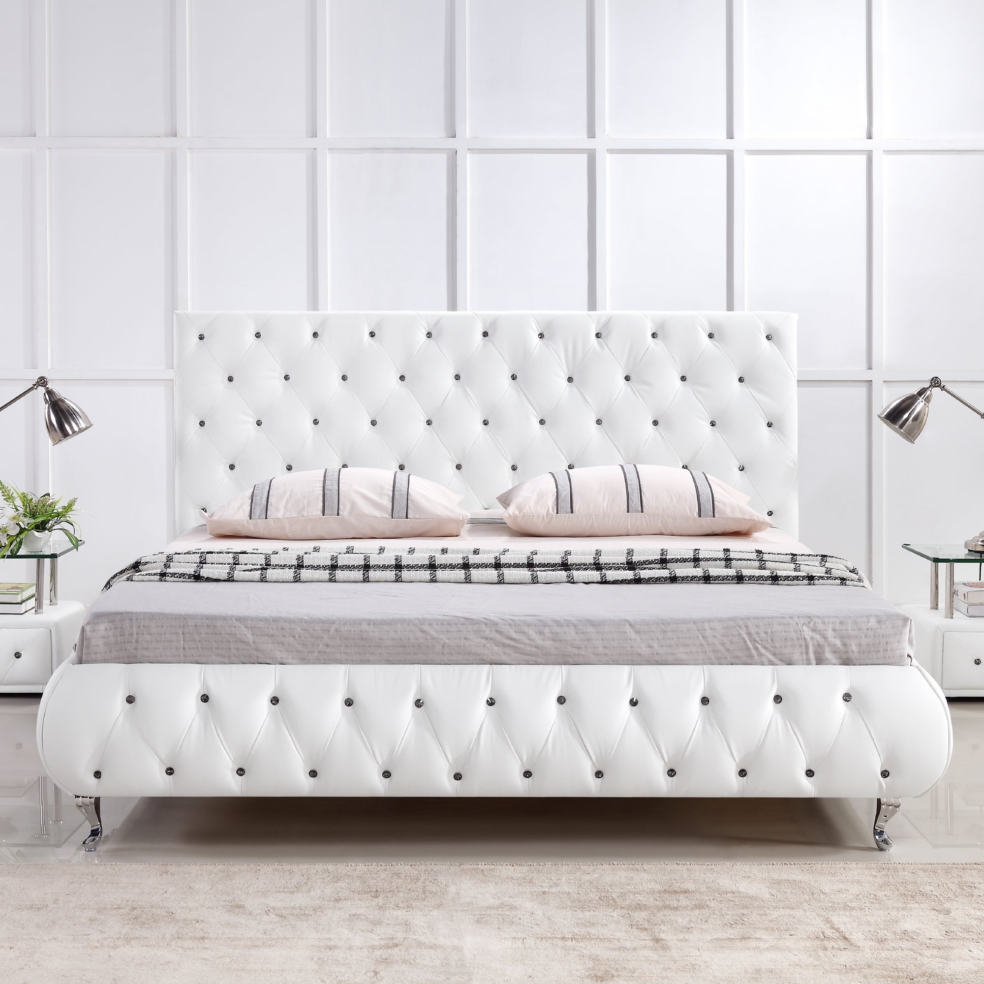 AMOUR – Cama estofada branca ou bege acinzentado com cabeceira acolchoada, com ou sem cristais