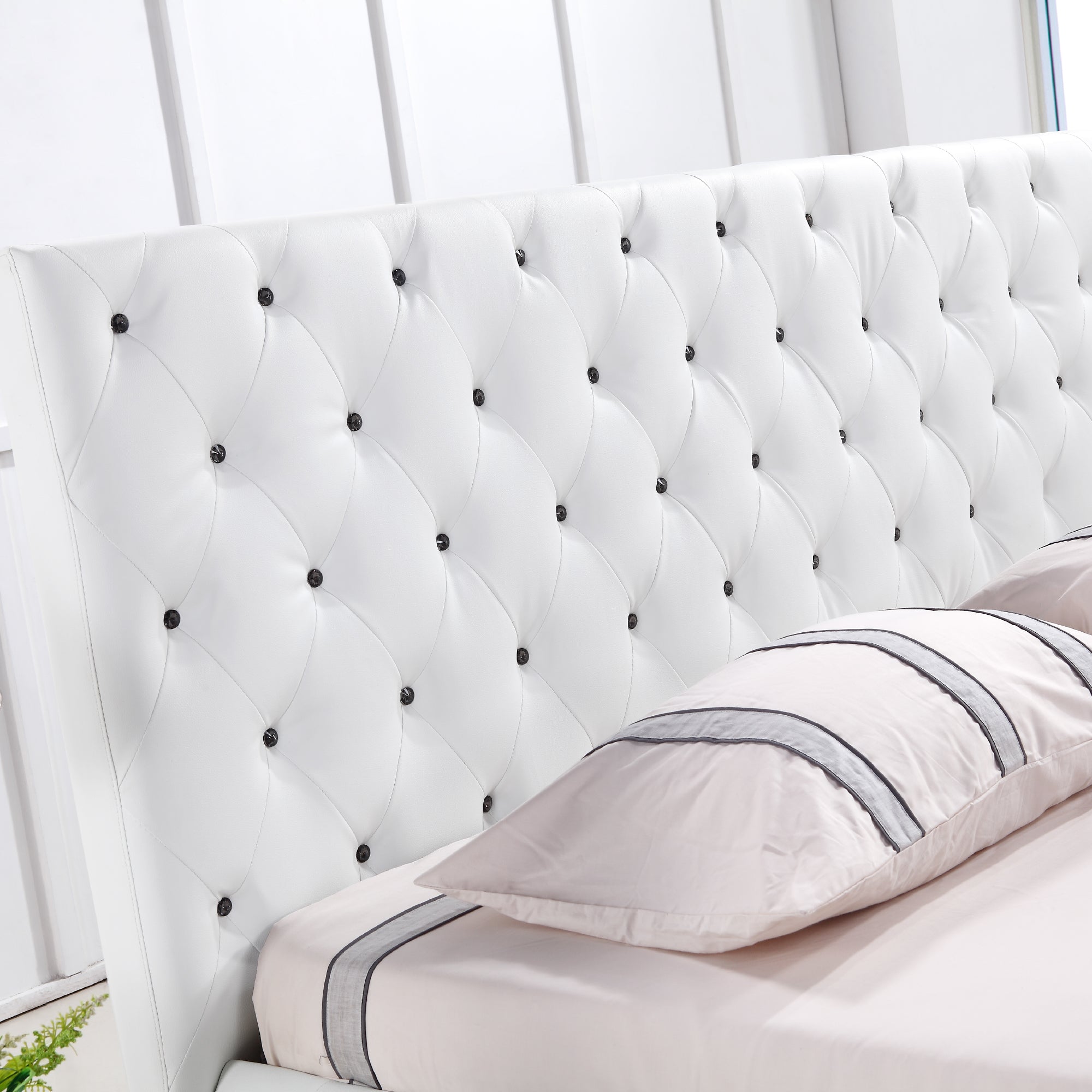 AMOUR – Cama estofada branca ou bege acinzentado com cabeceira acolchoada, com ou sem cristais