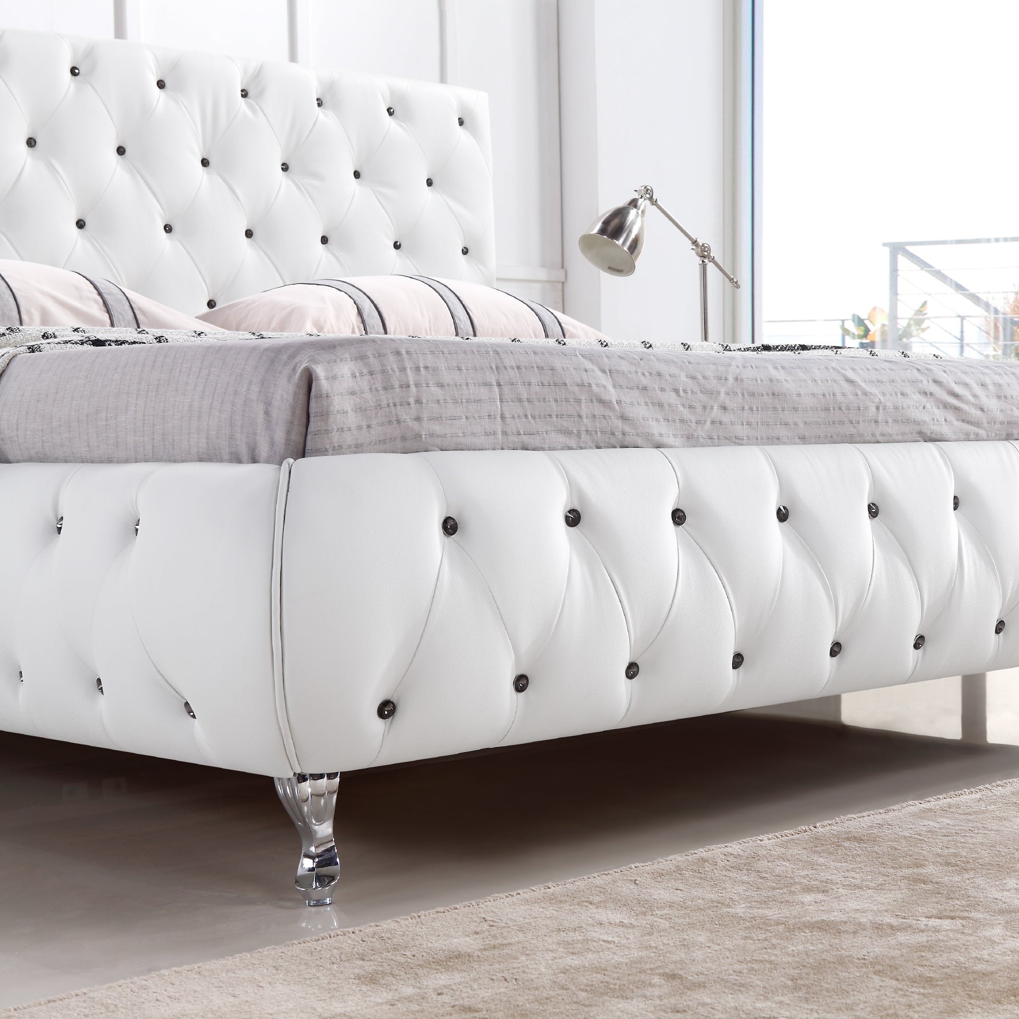 AMOUR – Cama estofada branca ou bege acinzentado com cabeceira acolchoada, com ou sem cristais