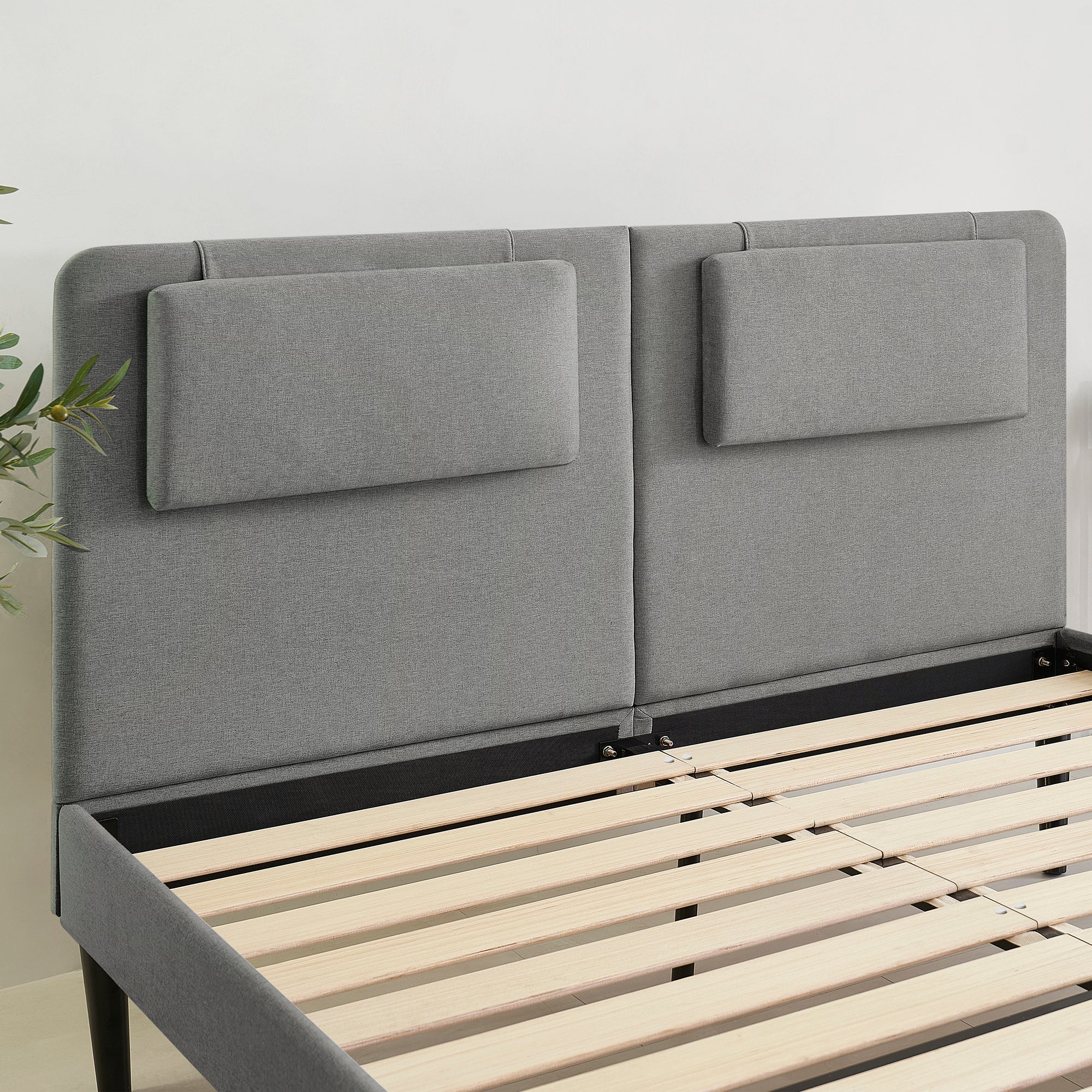 EMILY – Cama estofada com cabeceira acolchoada e estrado de ripas em madeira – Bege ou Cinzento