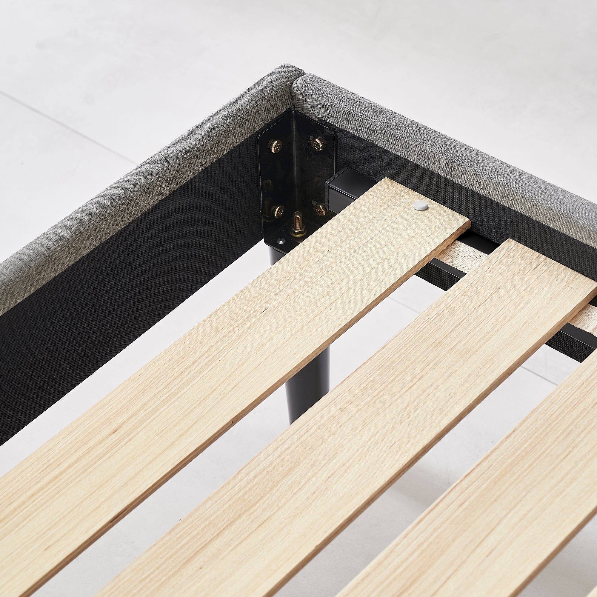 EMILY – Cama estofada com cabeceira acolchoada e estrado de ripas em madeira – Bege ou Cinzento