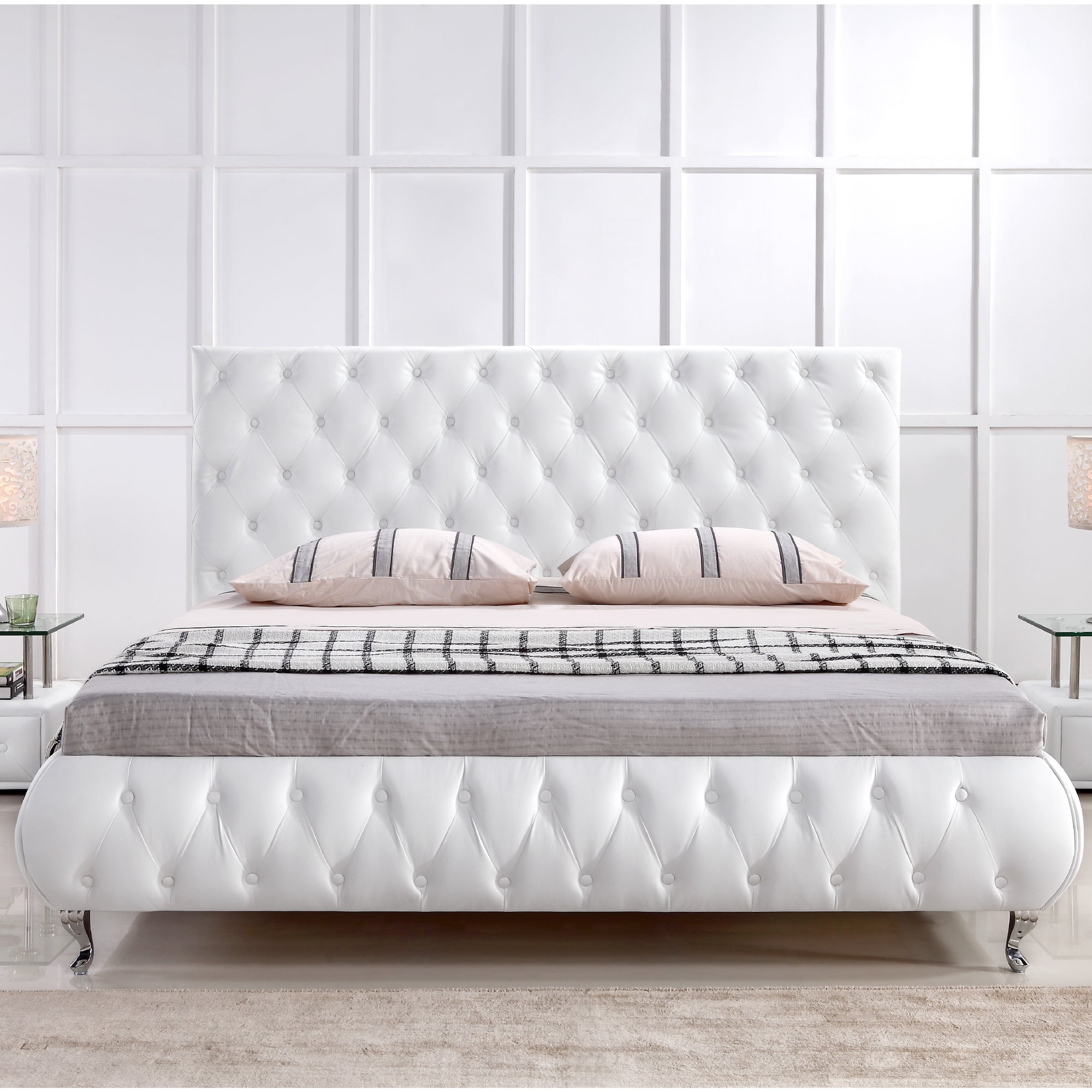 AMOUR – Cama estofada branca ou bege acinzentado com cabeceira acolchoada, com ou sem cristais