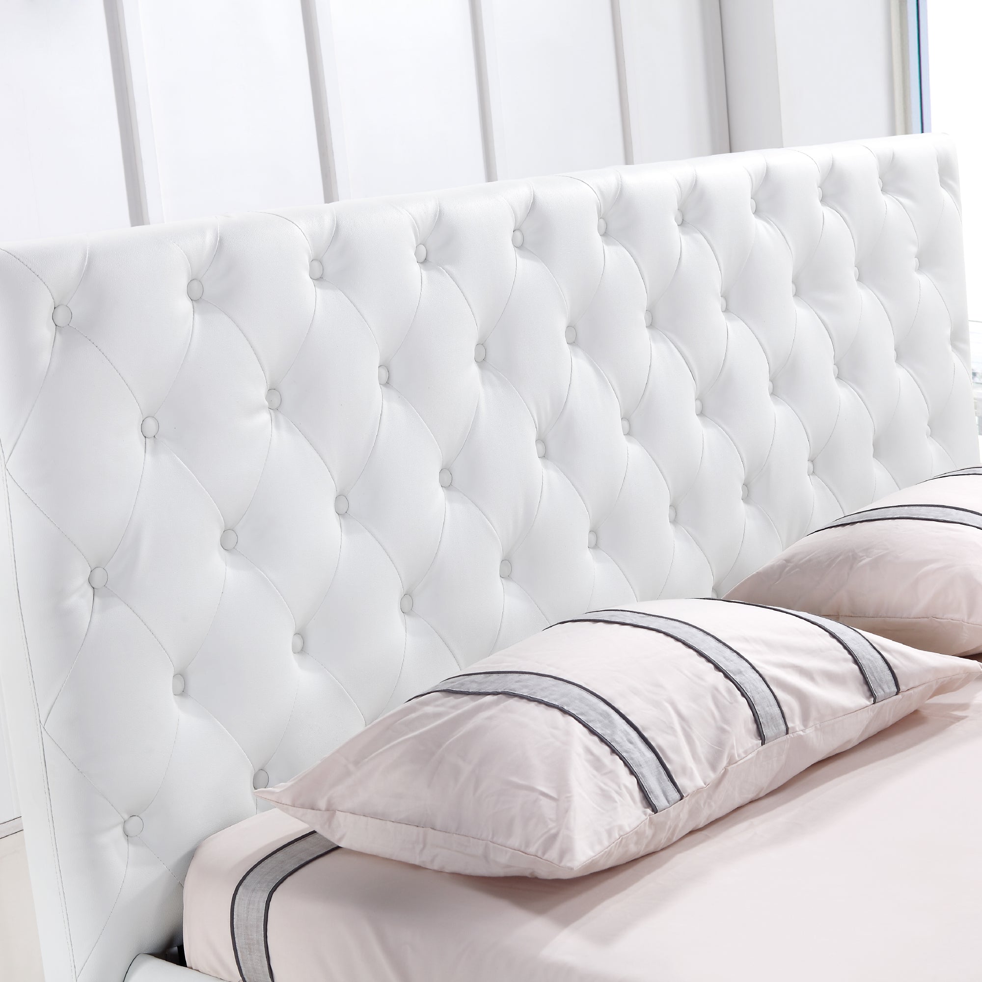 AMOUR – Cama estofada branca ou bege acinzentado com cabeceira acolchoada, com ou sem cristais