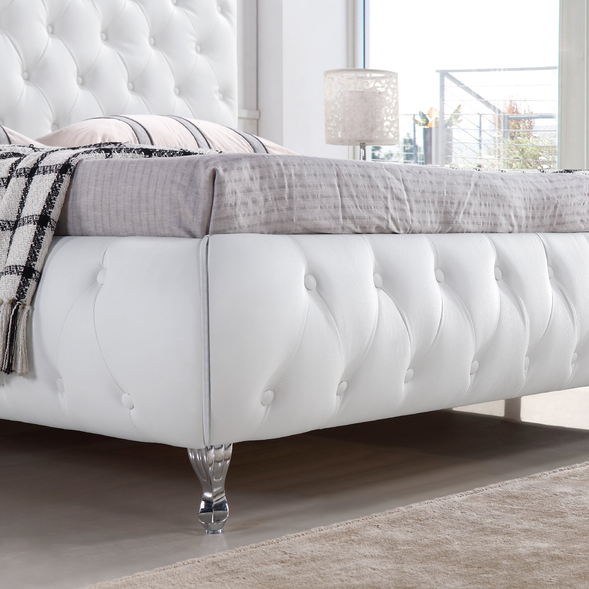 AMOUR – Cama estofada branca ou bege acinzentado com cabeceira acolchoada, com ou sem cristais