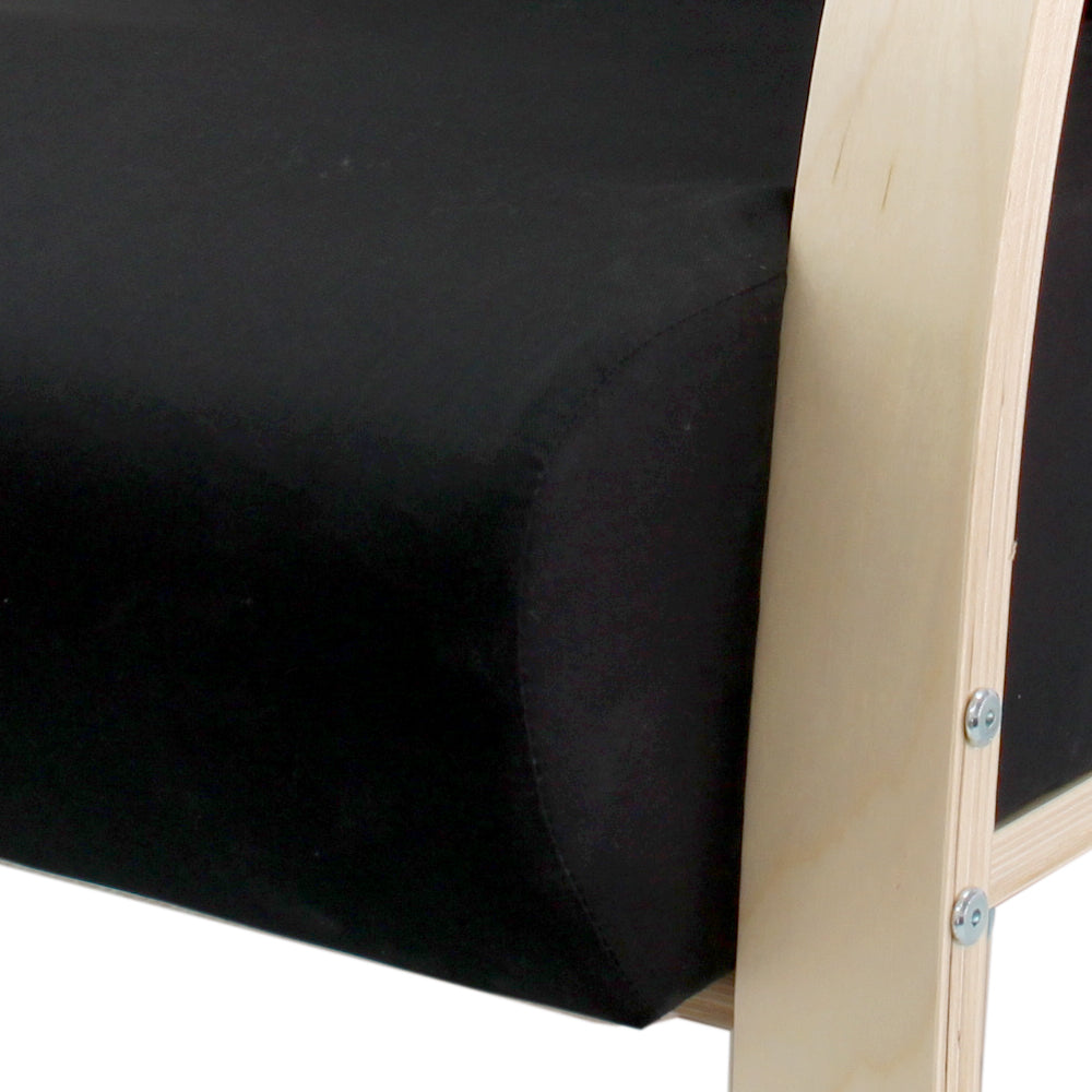 Poltrona em Tecido ou Poliéster com Estrutura em Madeira