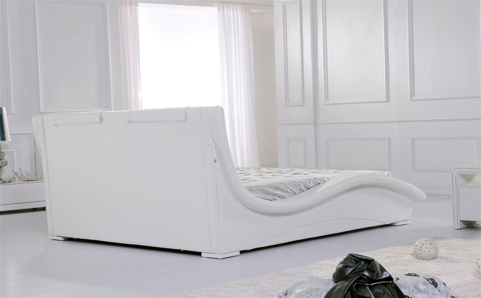 LEANDRO - Cama em Pele Sintética Preto e Branco