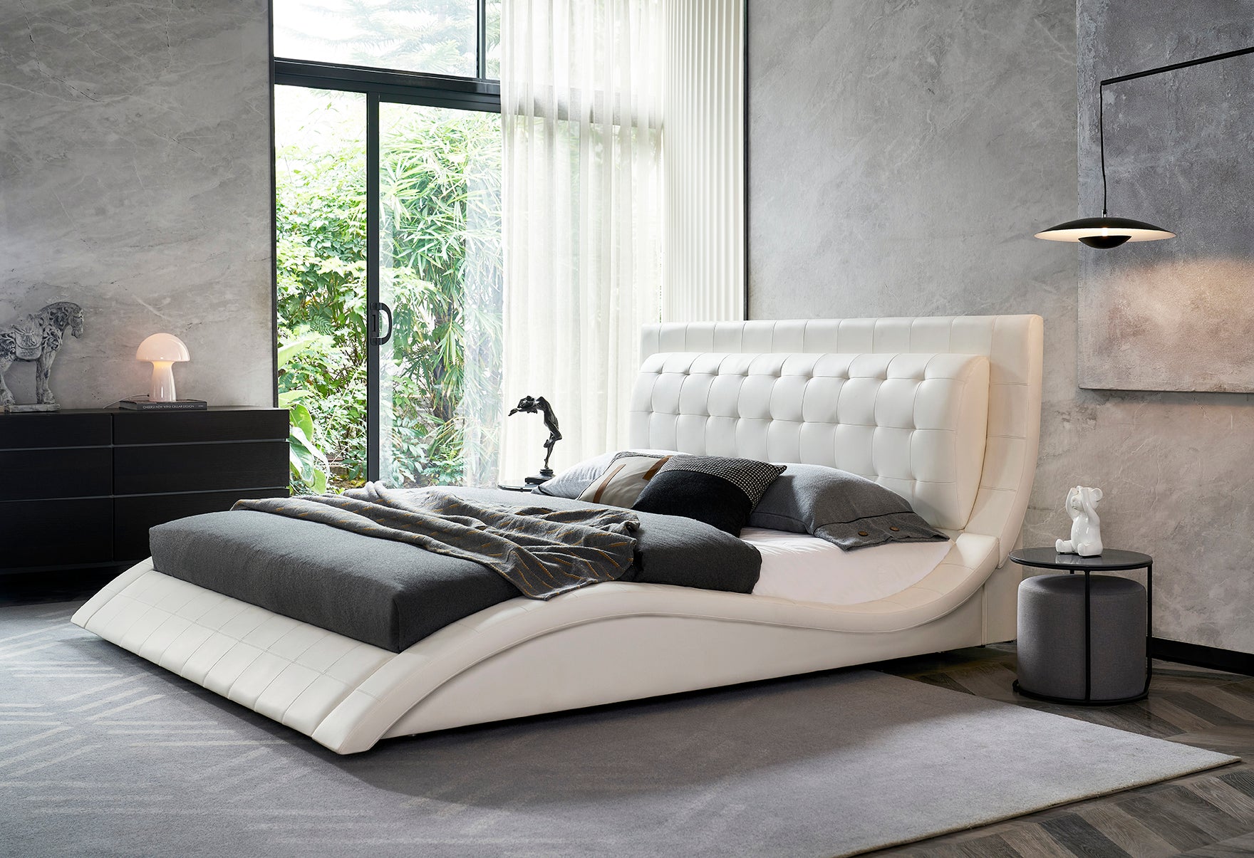 ST. TROPEZ – Cama estofada de luxo com cabeceira capitoné, botões em pele ou cristais, em várias cores