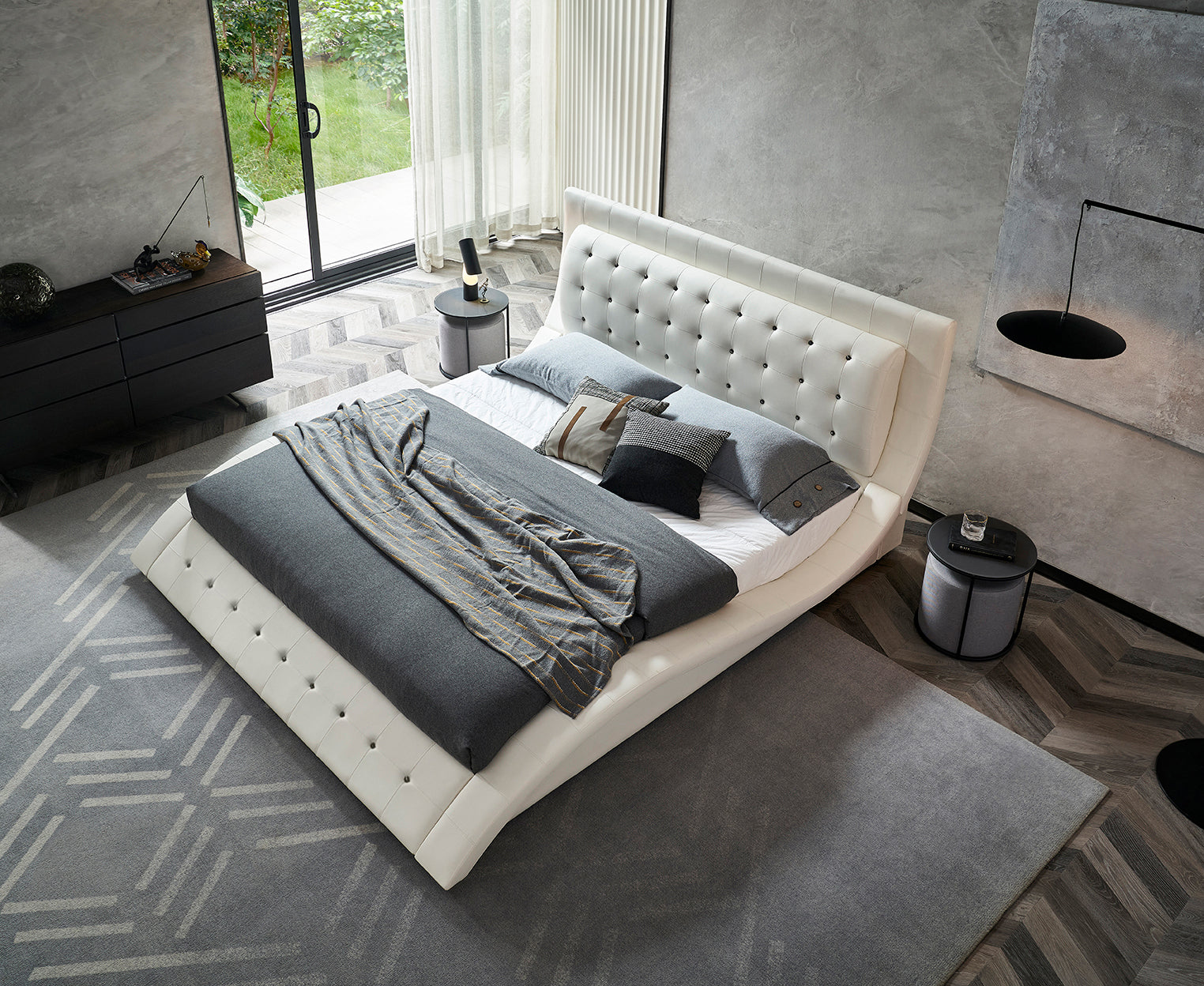 ST. TROPEZ – Cama estofada de luxo com cabeceira capitoné, botões em pele ou cristais, em várias cores