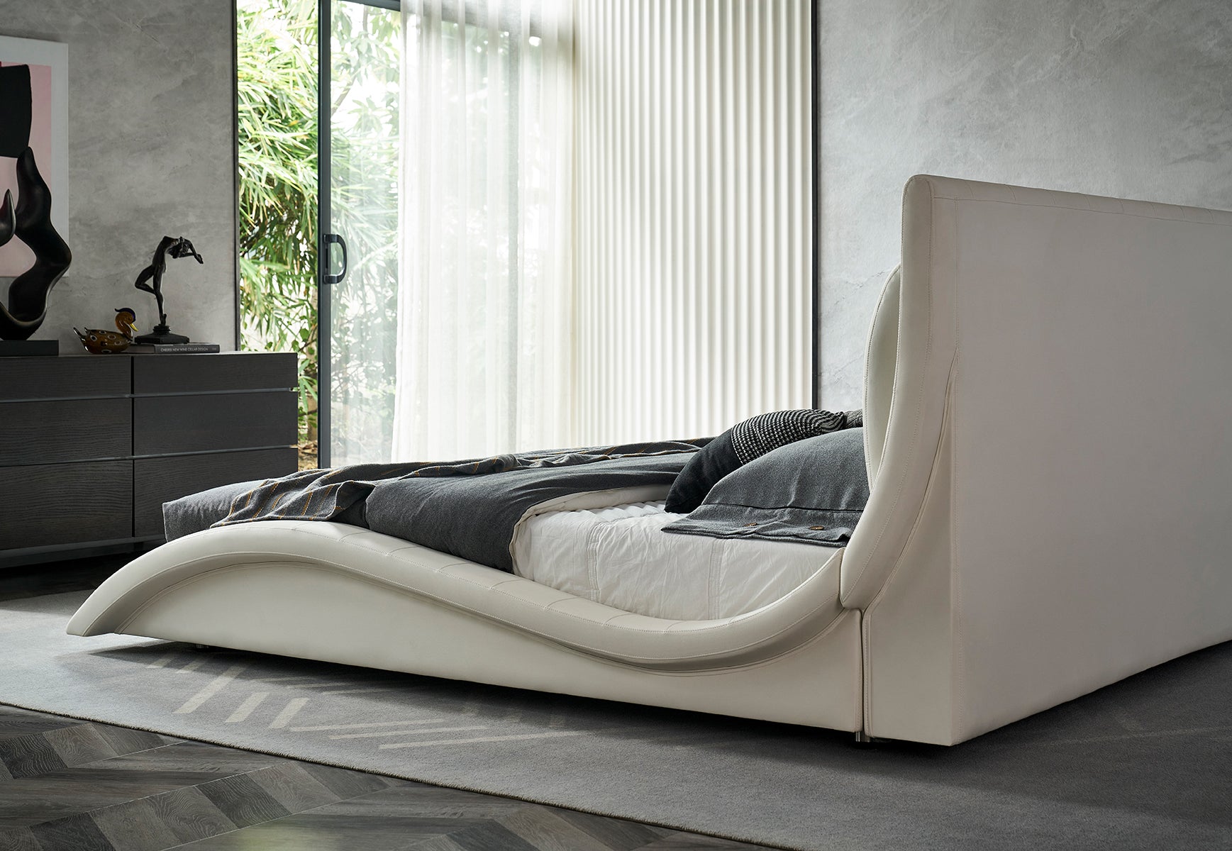 ST. TROPEZ – Cama estofada de luxo com cabeceira capitoné, botões em pele ou cristais, em várias cores