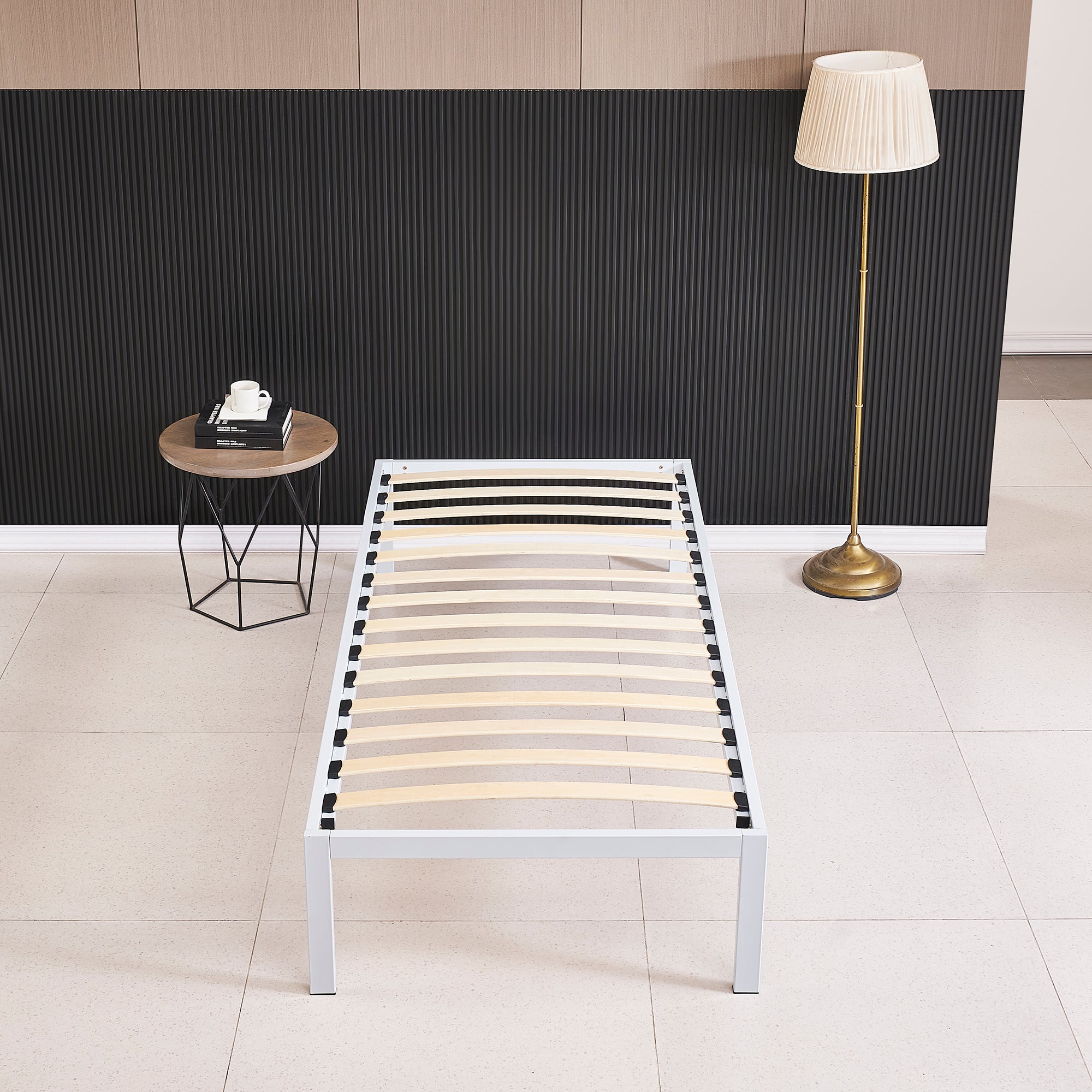 iBase – Cama com estrutura metálica e arrumação 30 cm em preto e branco