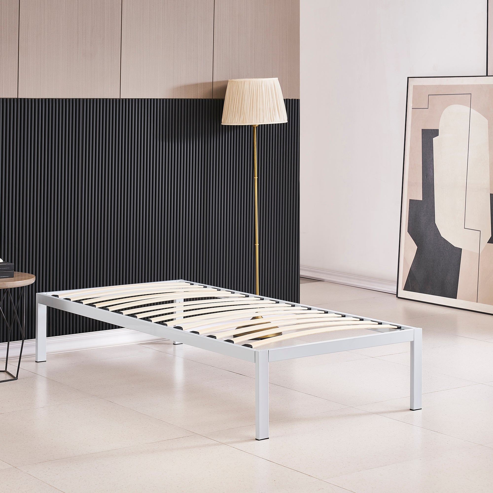 iBase – Cama com estrutura metálica e arrumação 30 cm em preto e branco